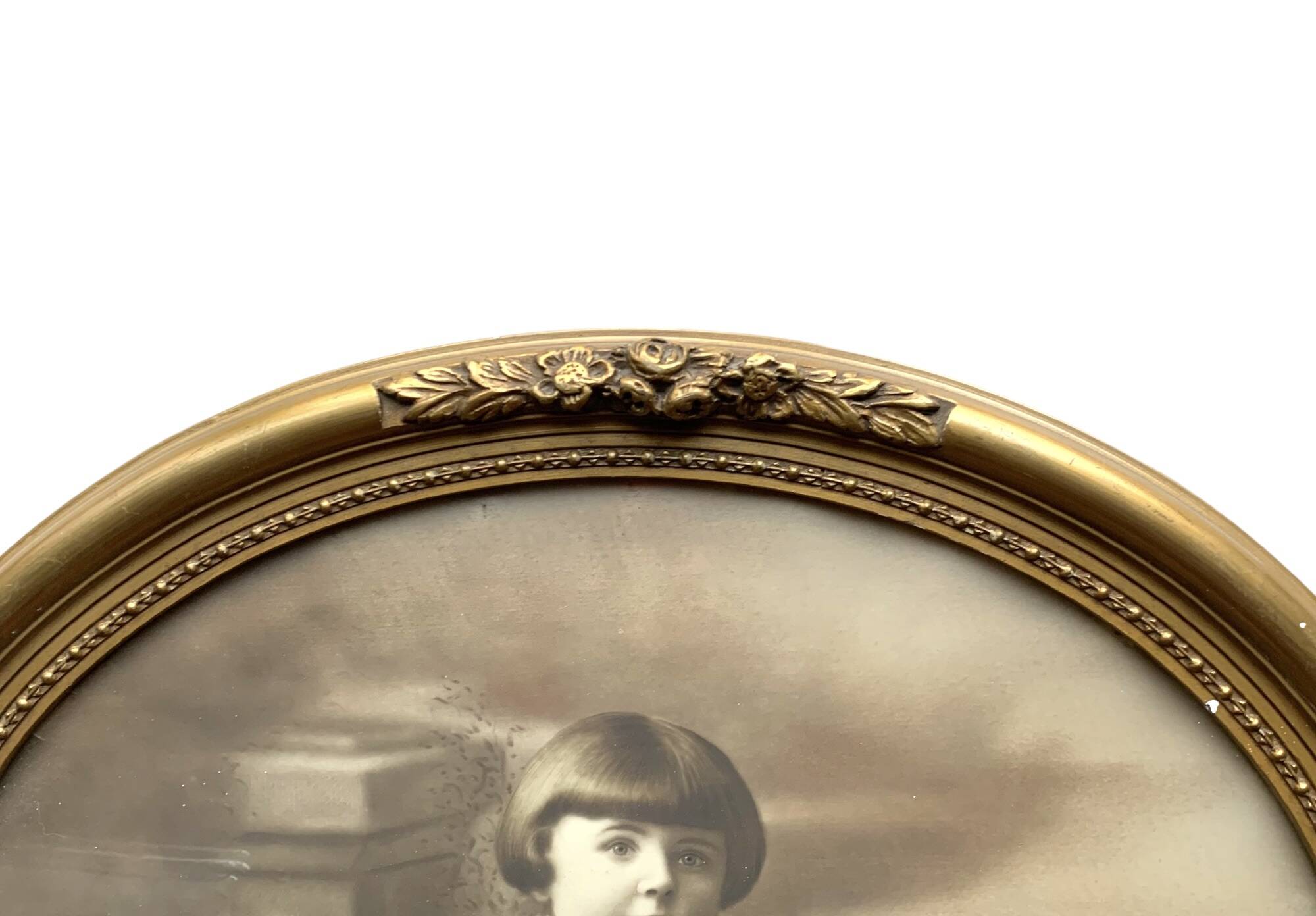 Art Deco oval frame in gilded stucco and wood