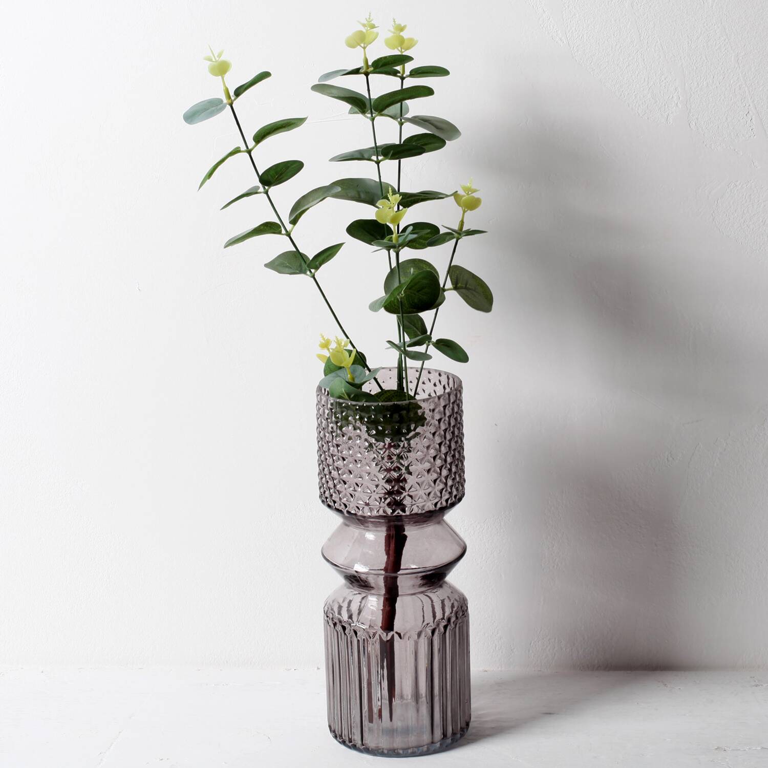 Vase en verre violet élégant / Vase en verre pressé du milieu du siècle / Italie / Années 1990