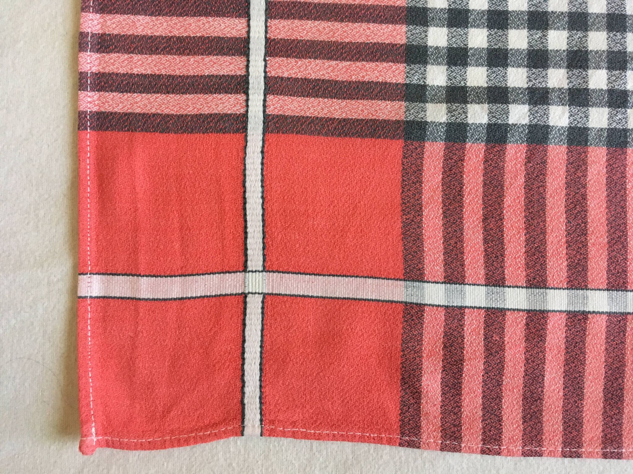 3 red/yellow bistro napkins 47 x 47