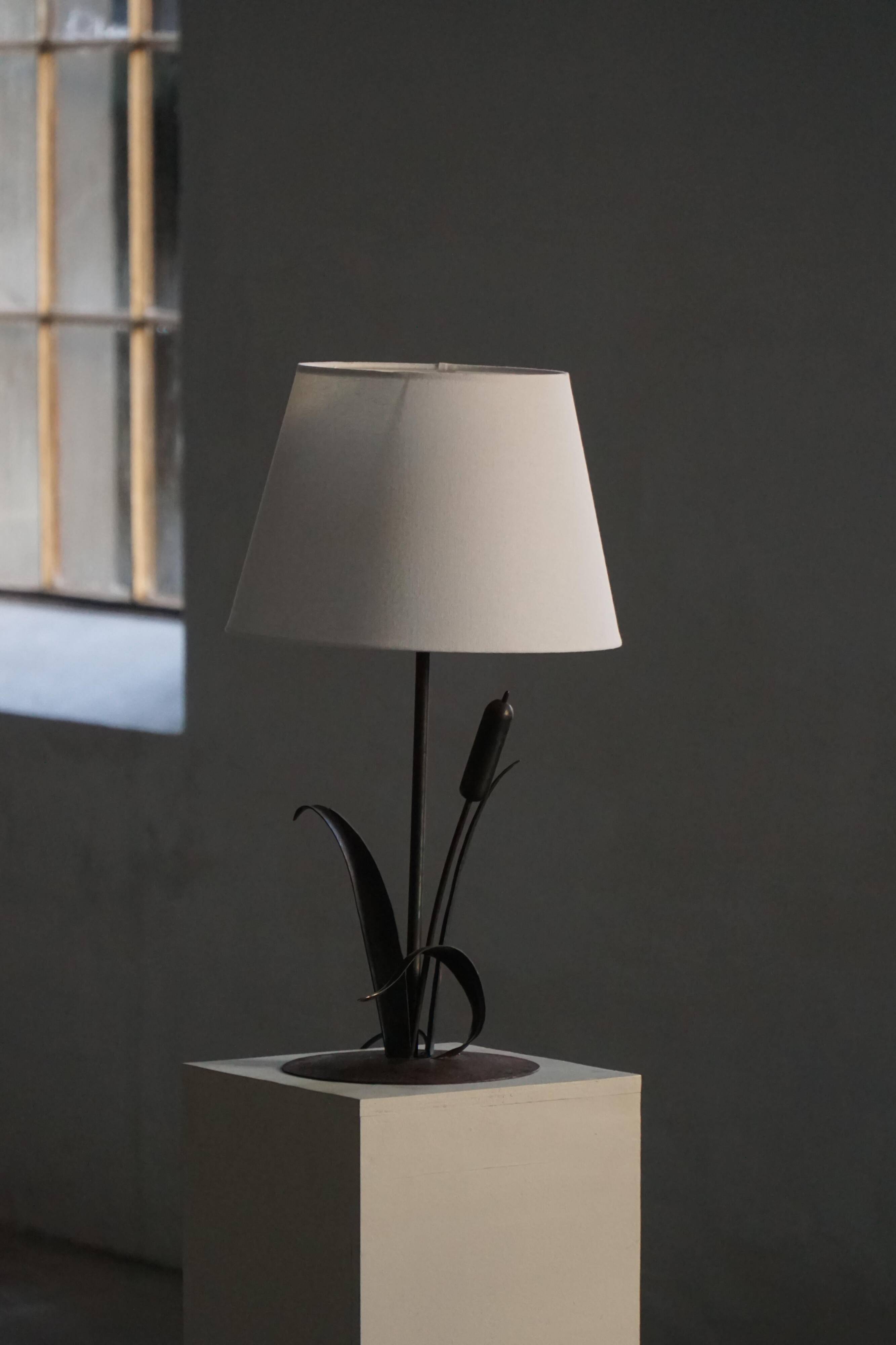 Handcrafted table lamp in wrought iron, organic shape, mid-20th century, 1940s.