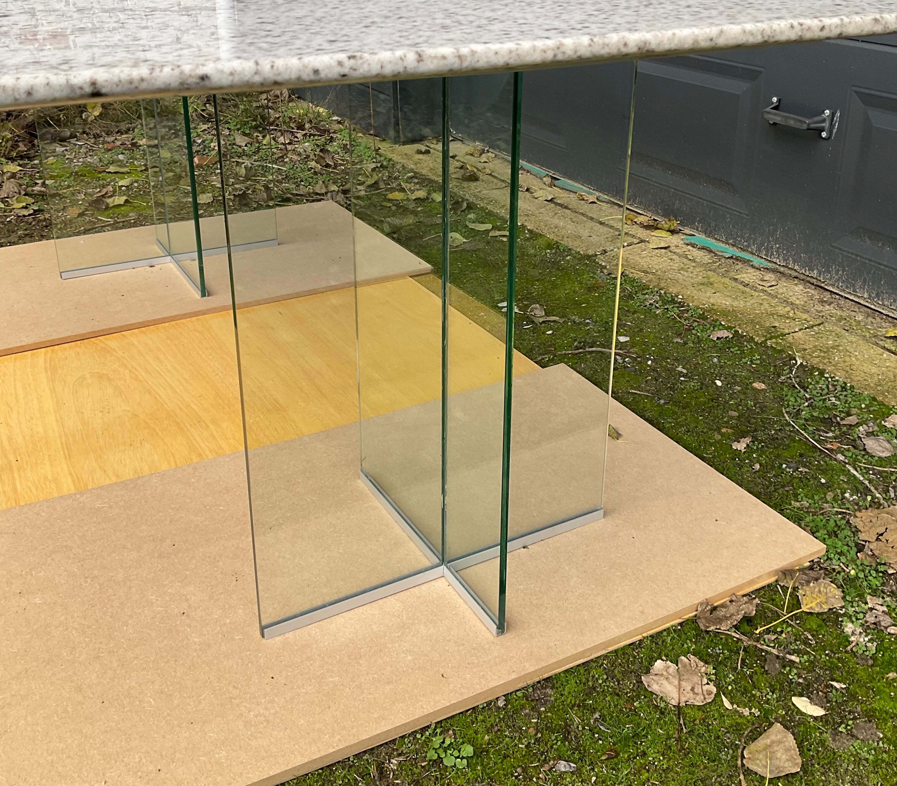 Dining table 70-80s in granite and tempered glass