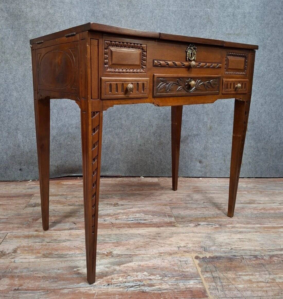 Dressing table / vanity from the Louis XVI period in walnut.