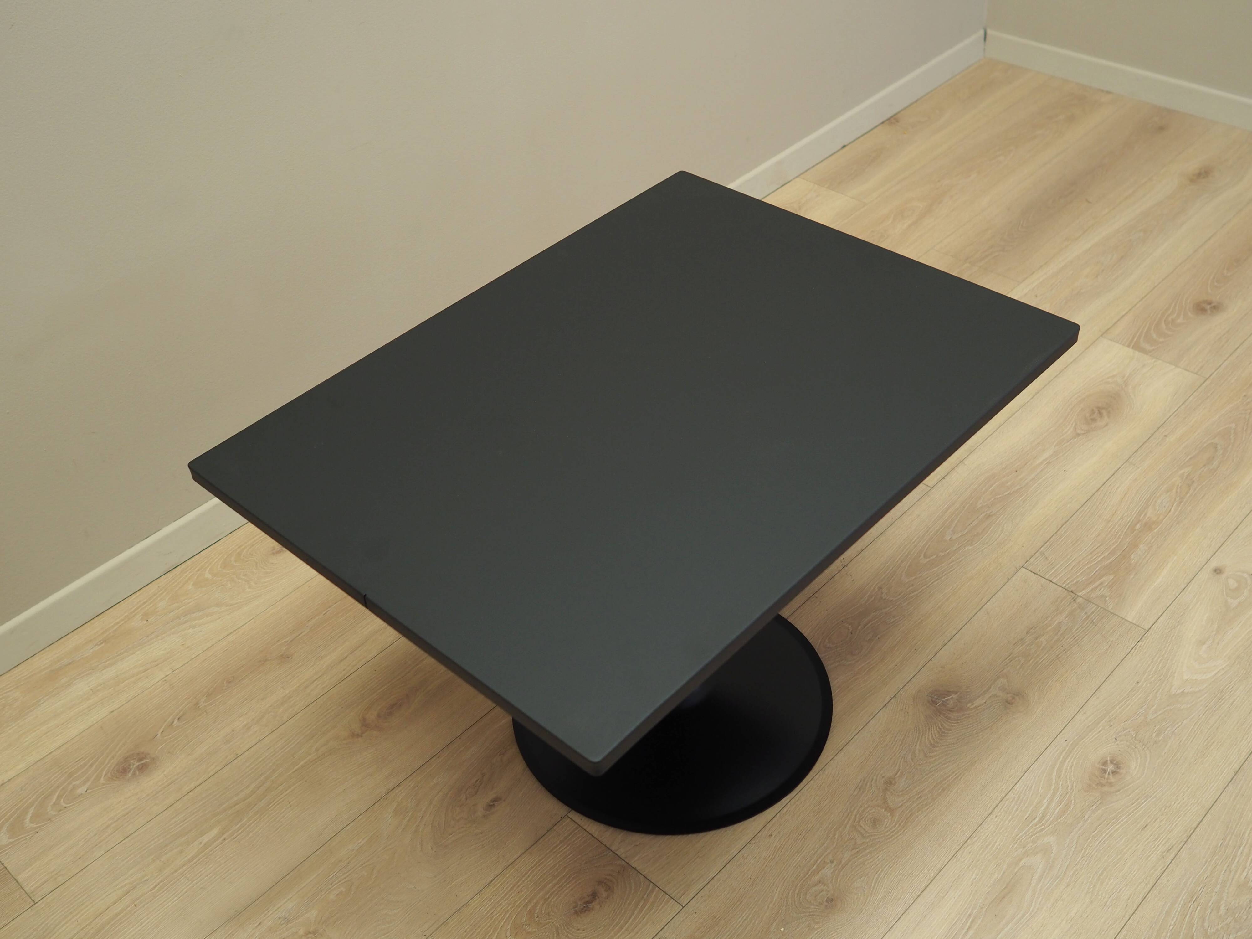 Table basse, design danois, années 1970, production : Danemark