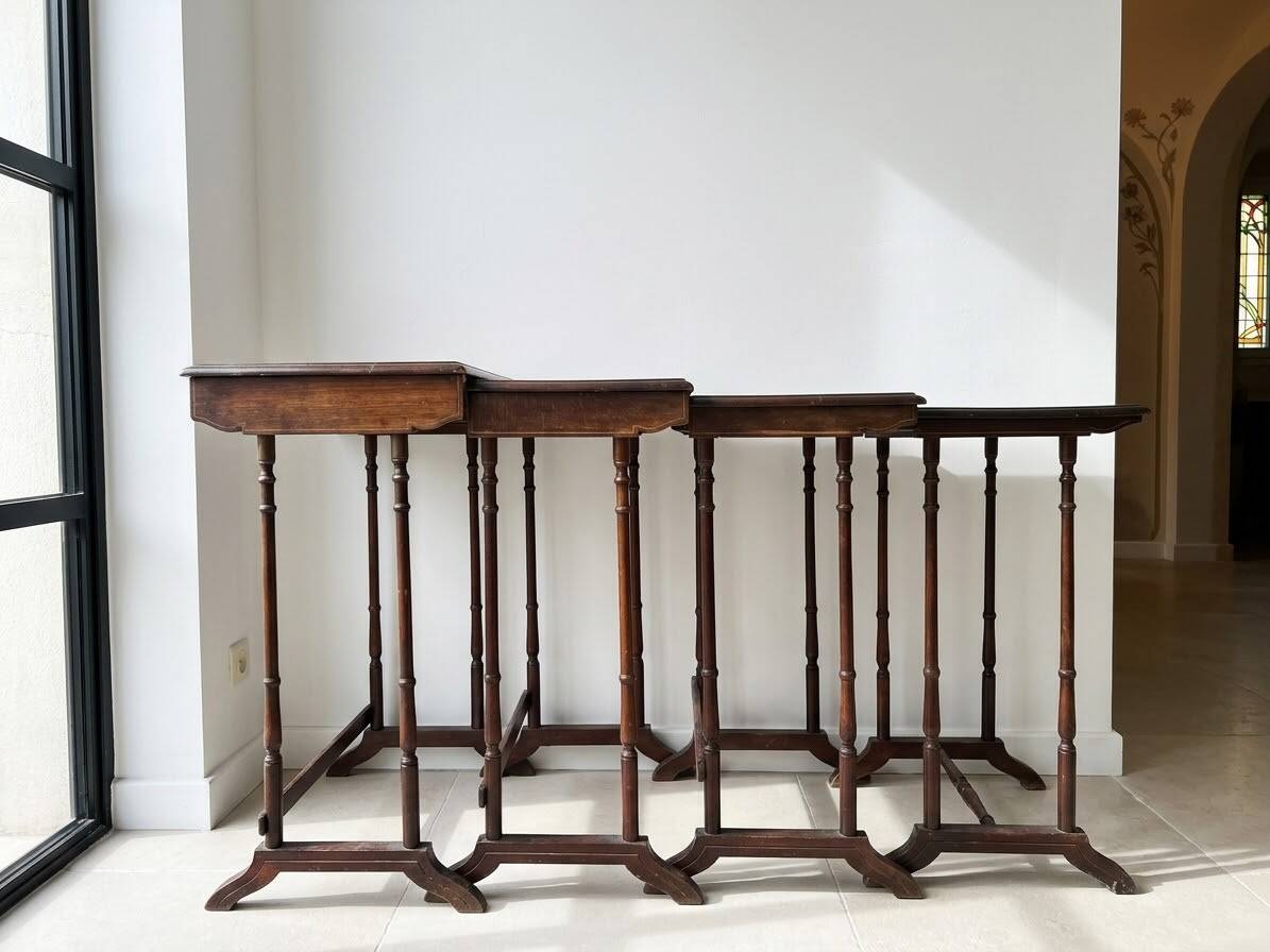 Tables gigognes Art nouveau en bois