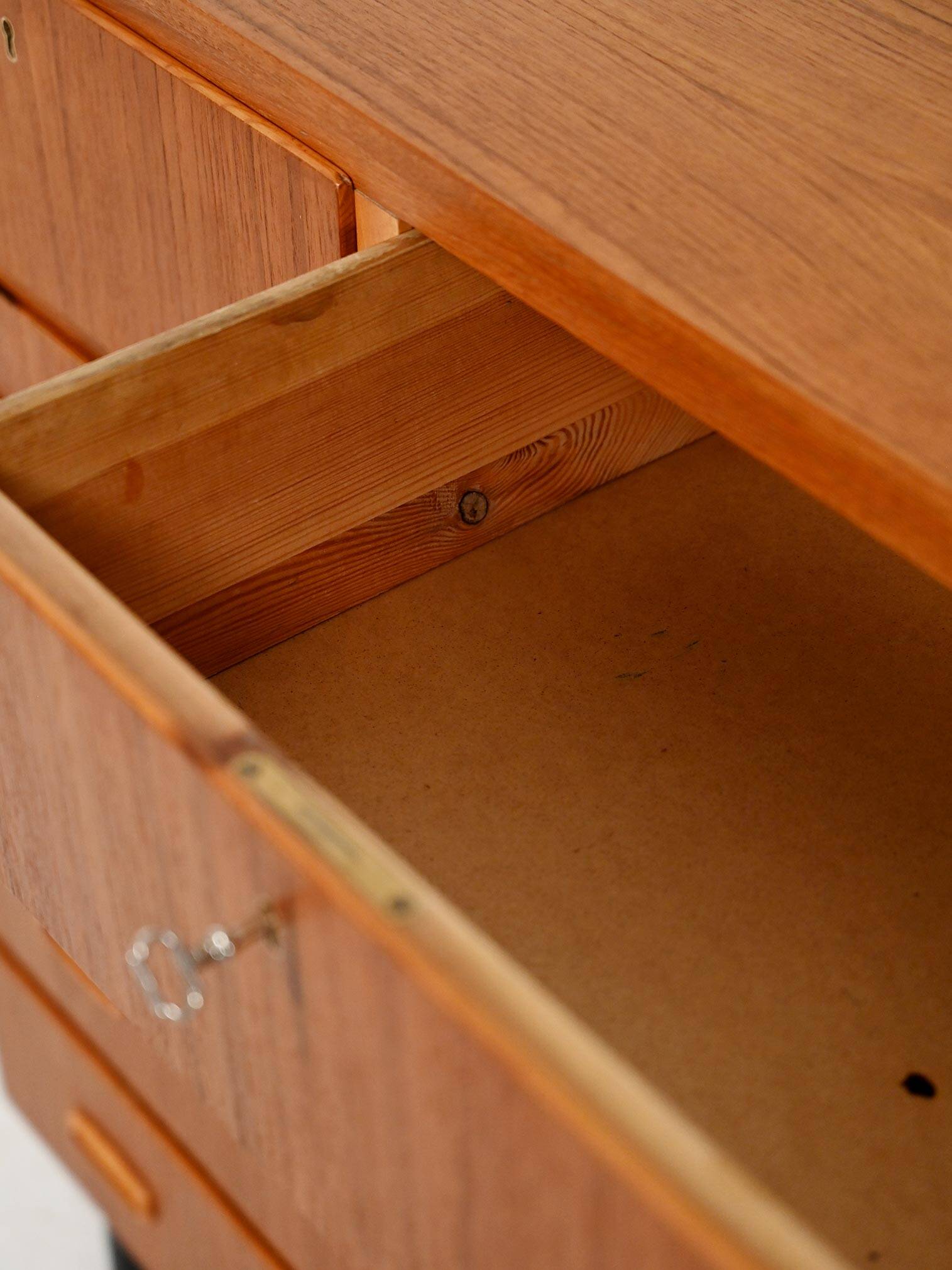 Scandinavian chest with double upper drawer
