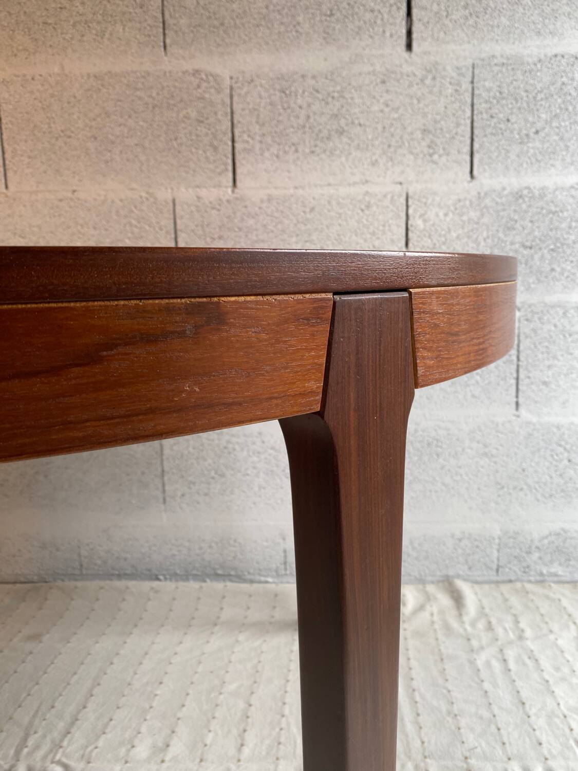 Scandinavian round table