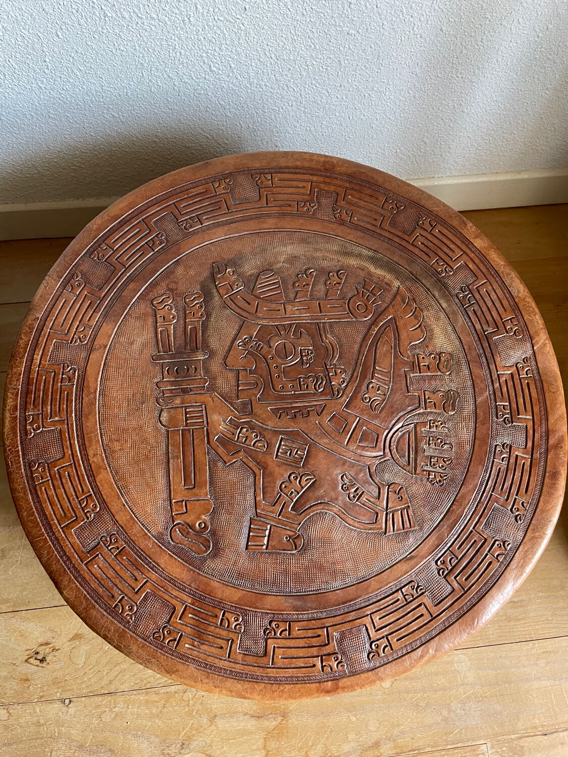 Pouf en cuir sculpté Maya par Angel Pazmino, équateur, 1960