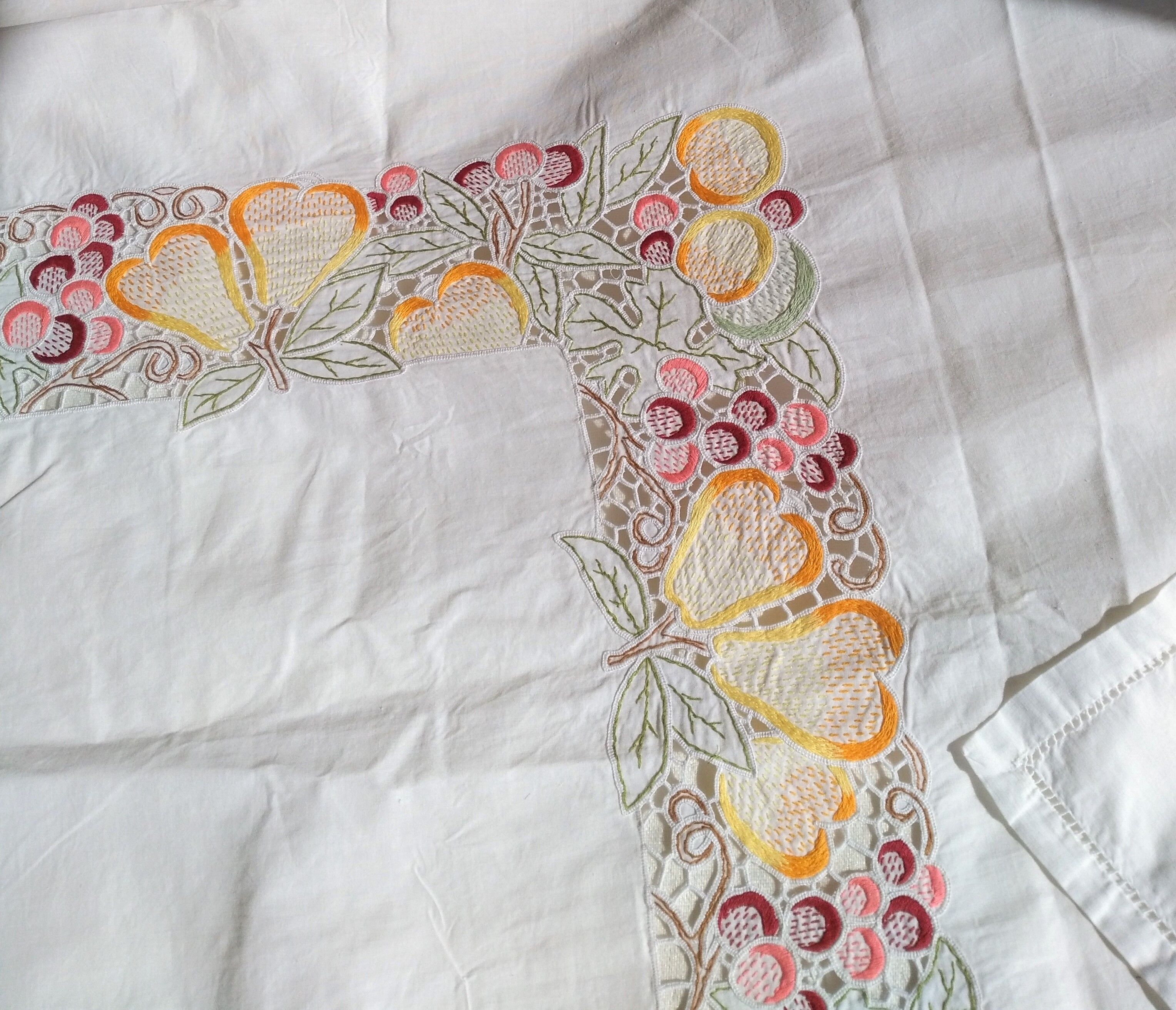 Embroidered tablecloth and open fruit decoration - 12 assorted towels