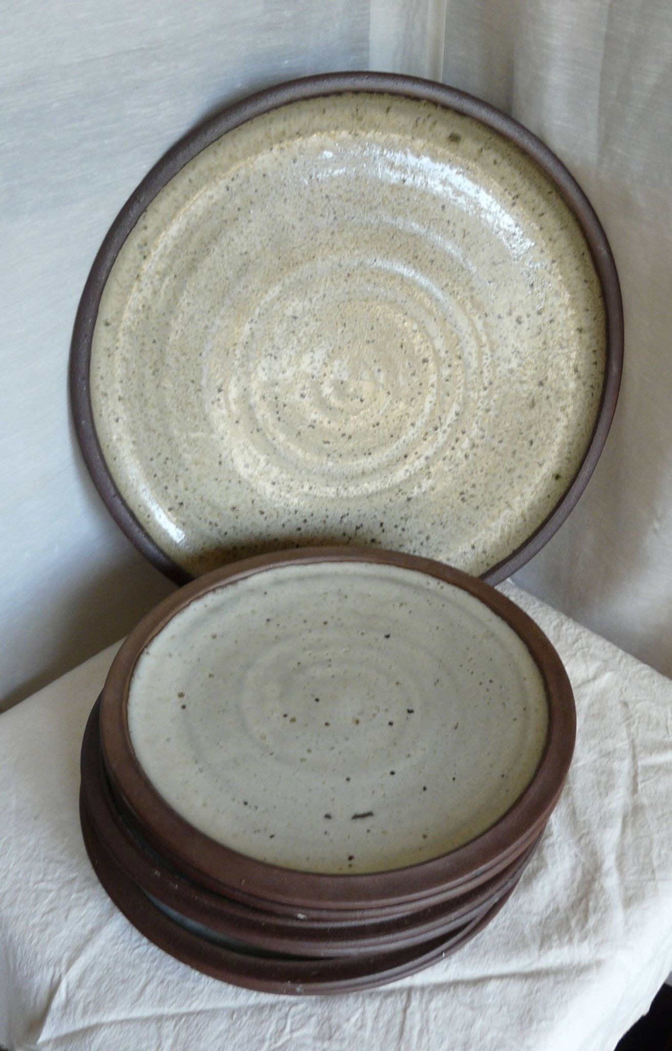 Service of 6 plates and a vintage pyrite stoneware dish from the 1970s-80s.