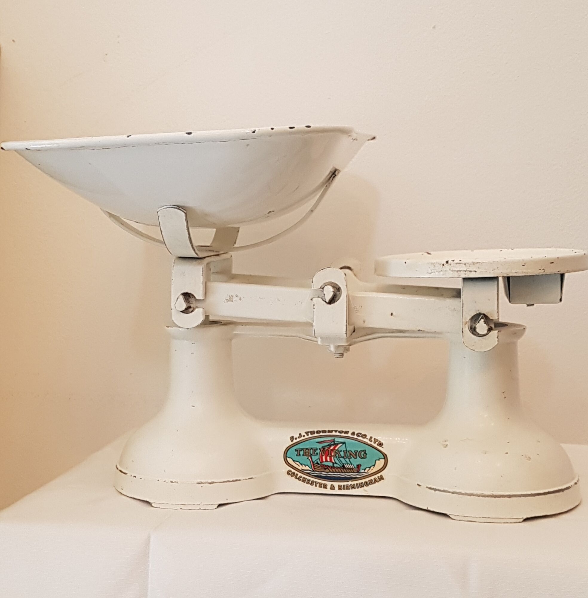 Old English scale "The Viking" retro vintage decoration with weight