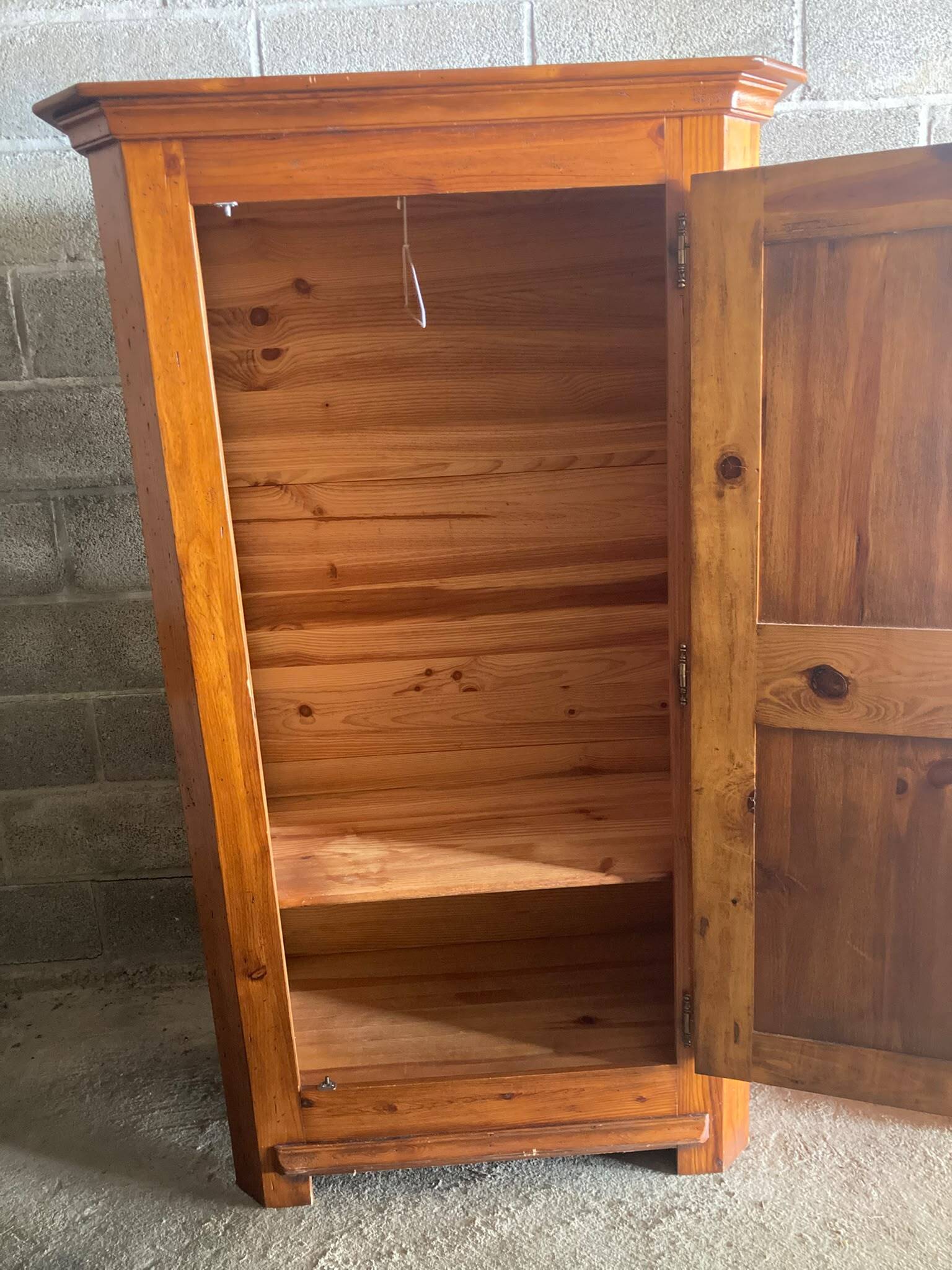 Wardrobe / Bonnetière in solid wood