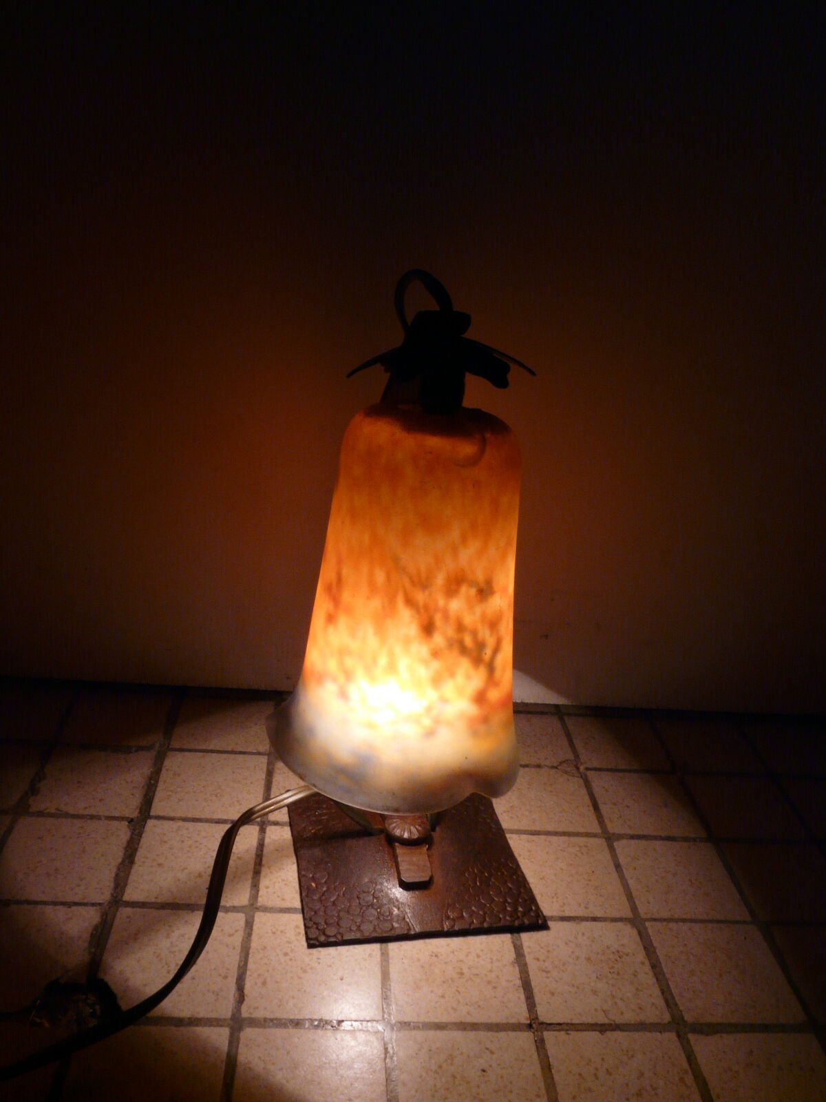 Art Deco lamp in glass paste and wrought iron with leaves