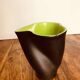 Vase mouchoir signé Elchinger . Céramique noir et vert . Forme lobé.1950s