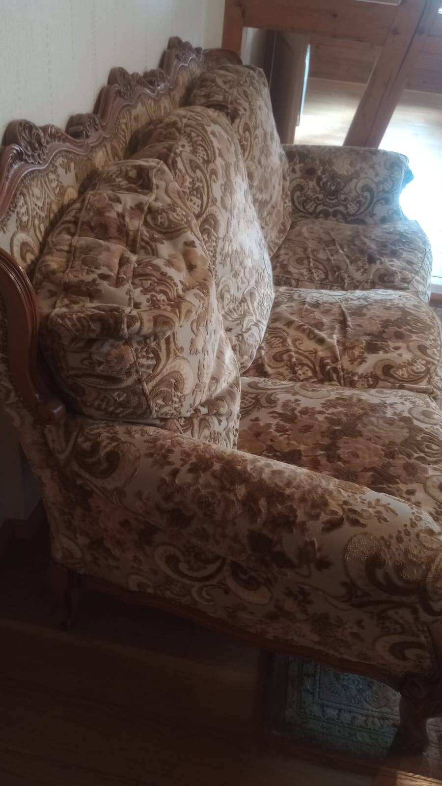 Three-seater canapé in antique style / Louis XV in carved wood.