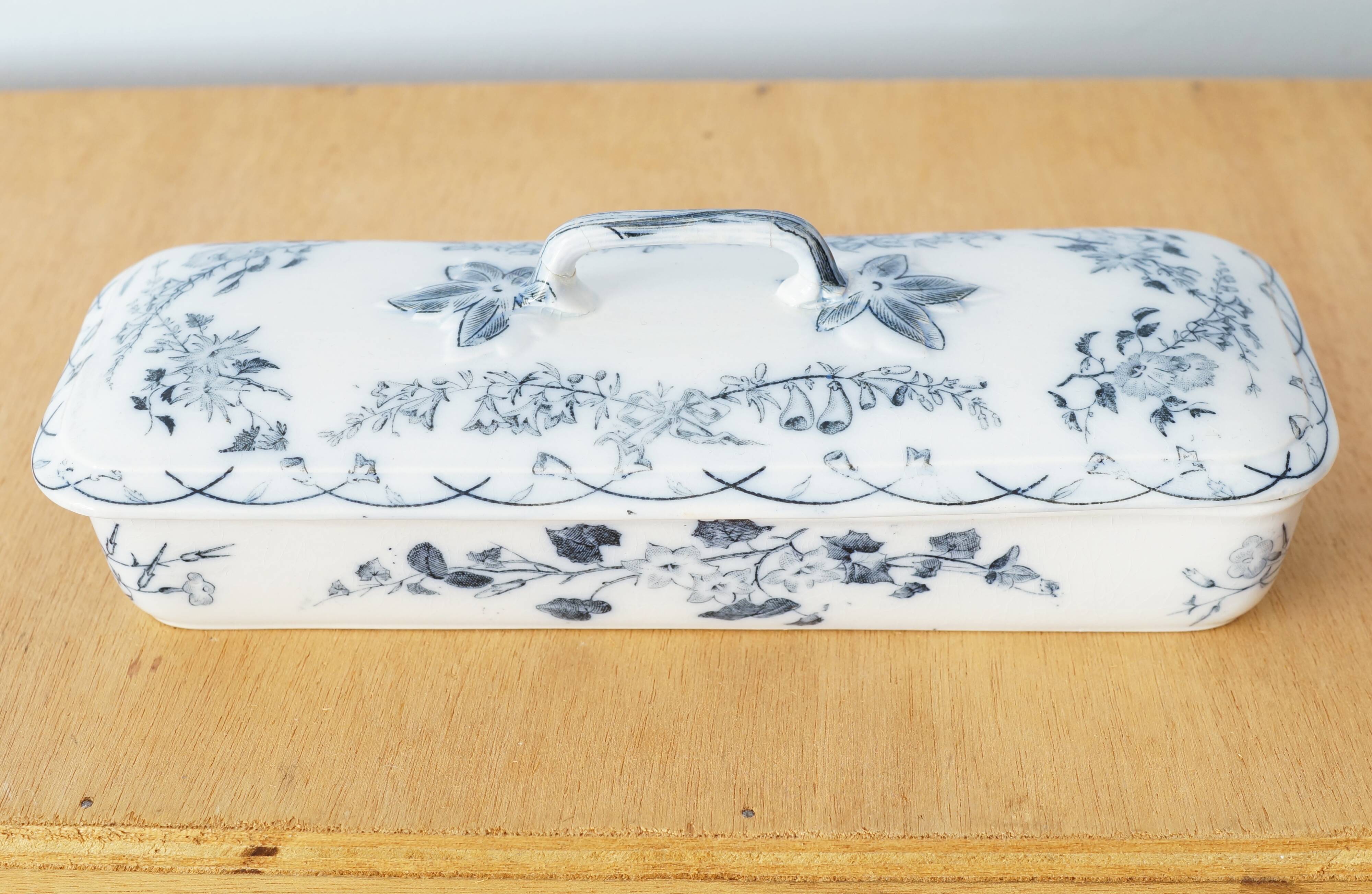Comb holder or old Sarreguemines pen holder in earthenware, Bertha model
