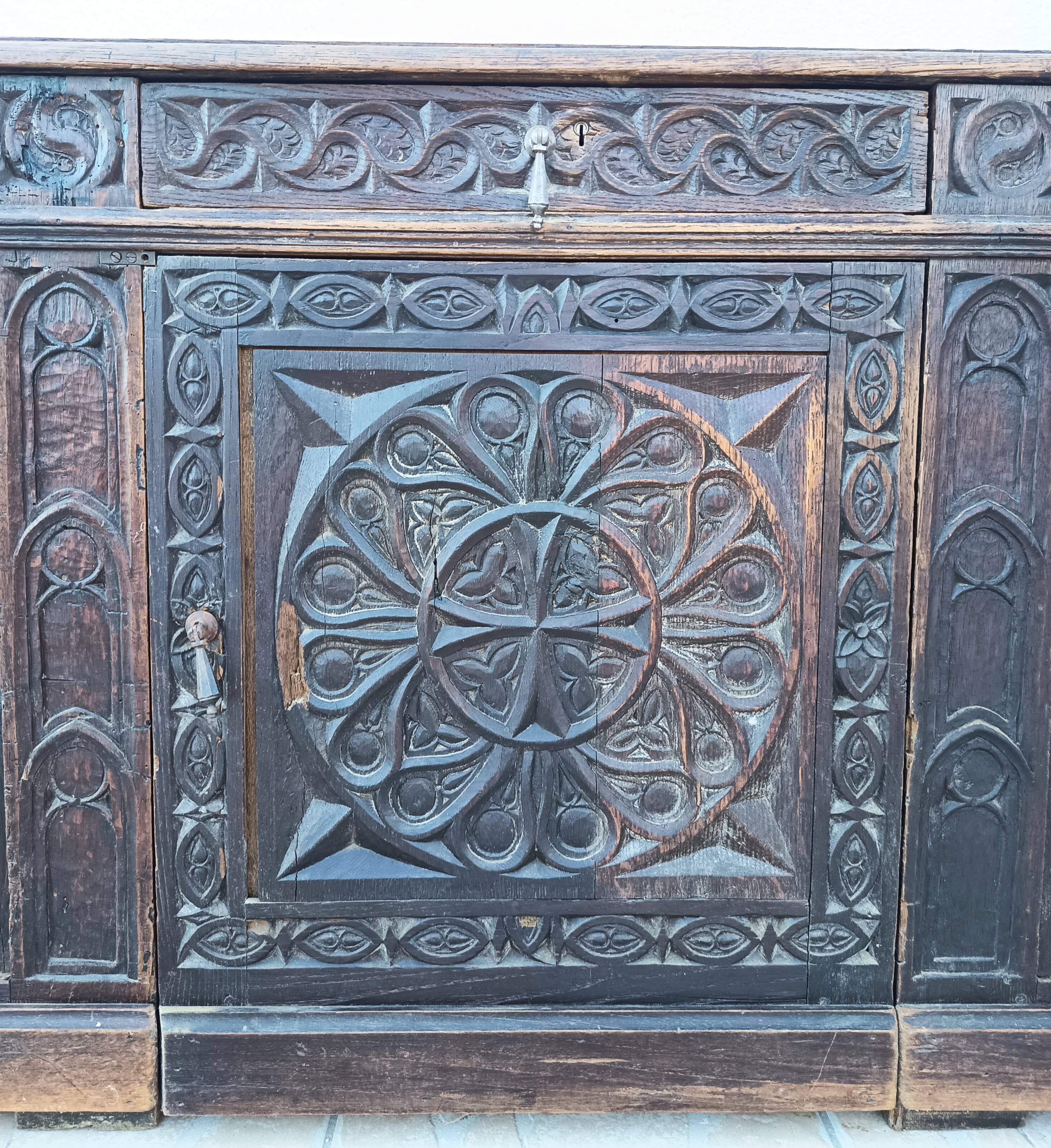 Large Gothic desk in solid oak from the 19th century.