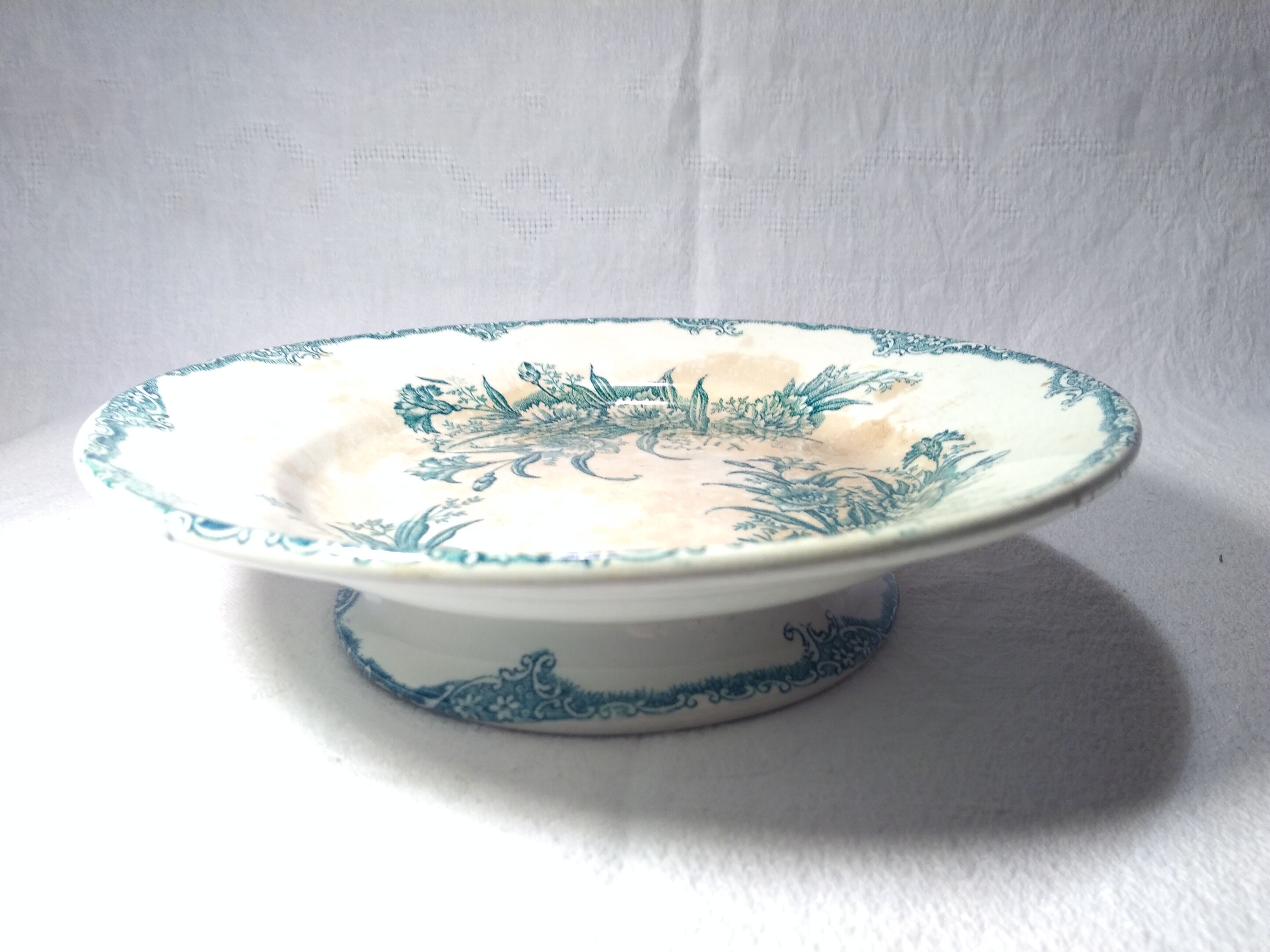Presentation dish on foot