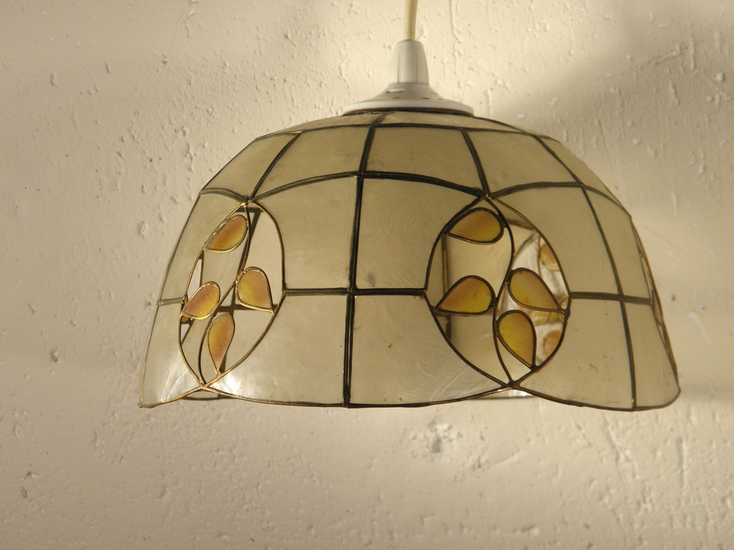 Mother-of-pearl and brass suspension