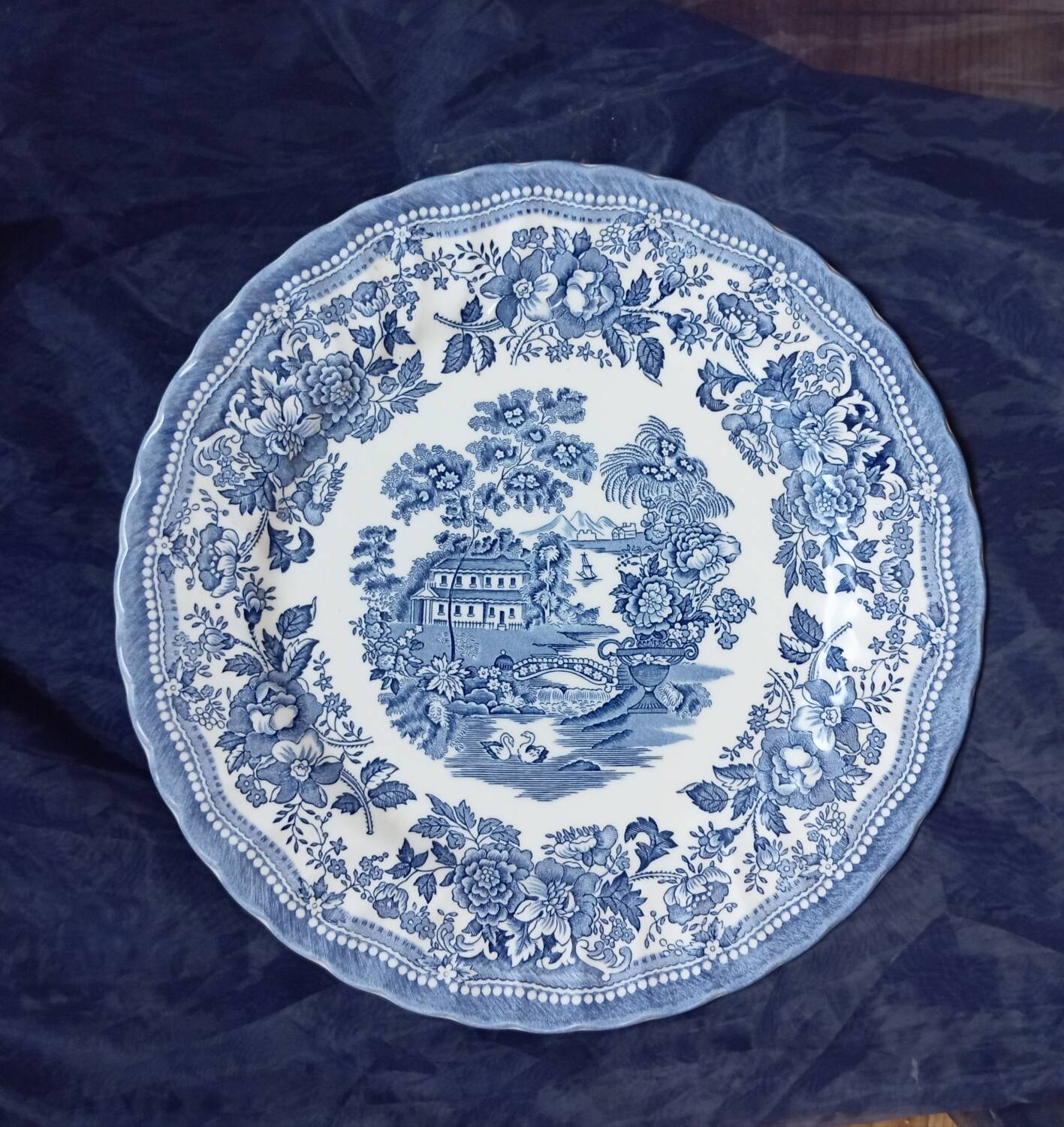Dish 31 cm blue earthenware with Churchill swans England Staffordshire