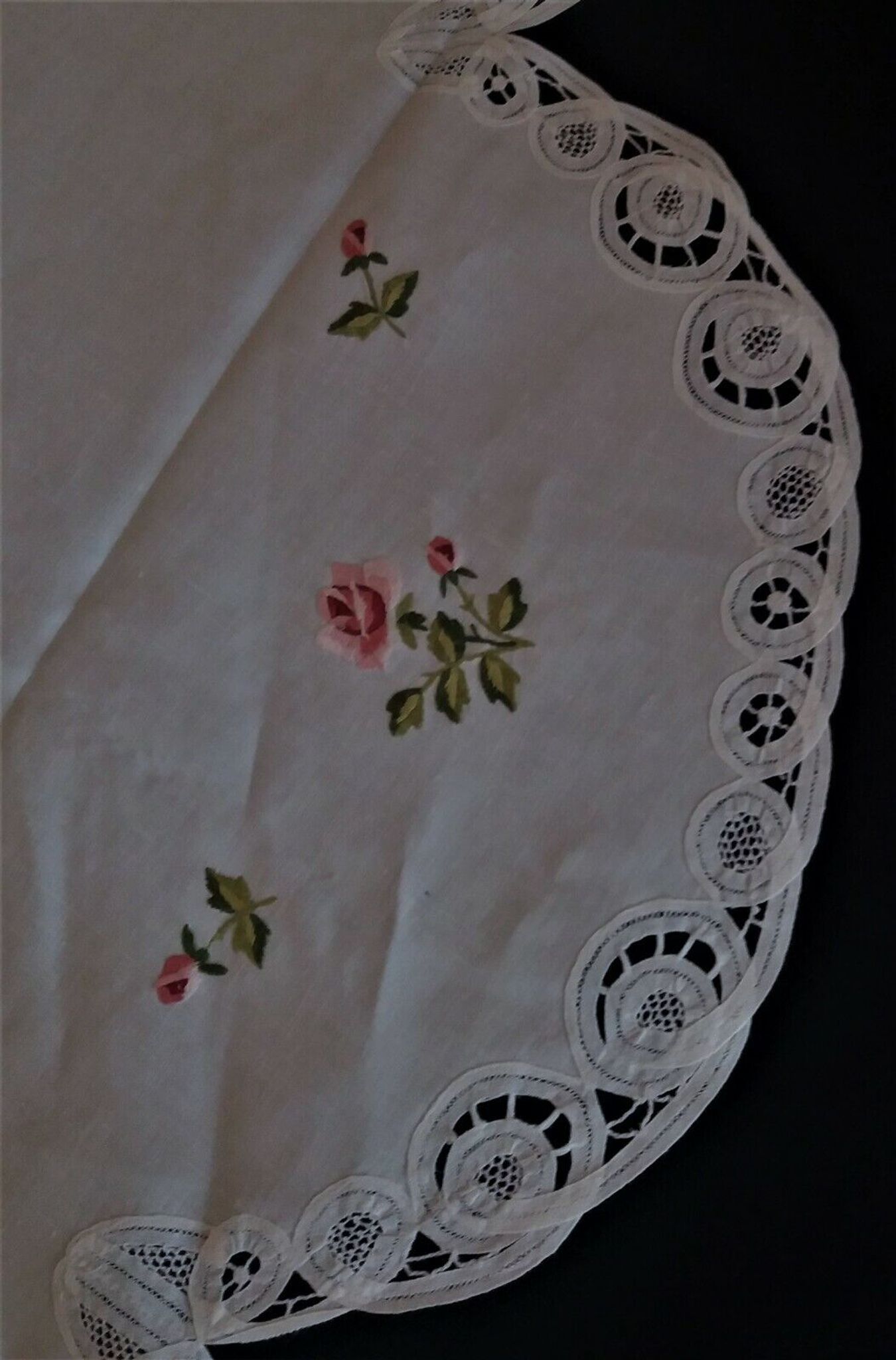 Linge de table nappe ronde huit serviettes dentelle de Luxeuil lin