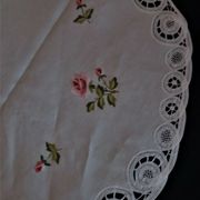 Linge de table nappe ronde huit serviettes dentelle de Luxeuil lin