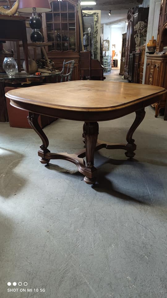 Dining table in solid blond walnut extendable Louis XV style around 1910/20