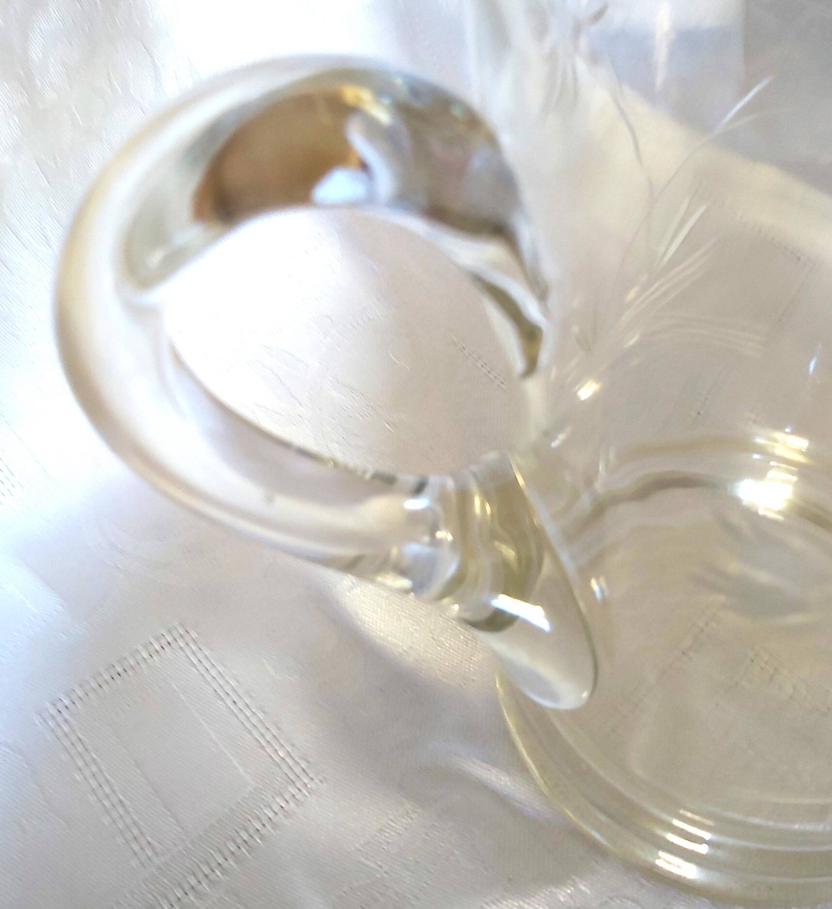 Pichet en verre soufflé décoré de petites fleurs