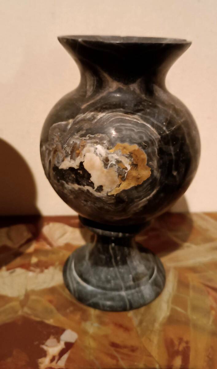 Pair of black serpentine marble vase-urns, early 20th century, Empire style