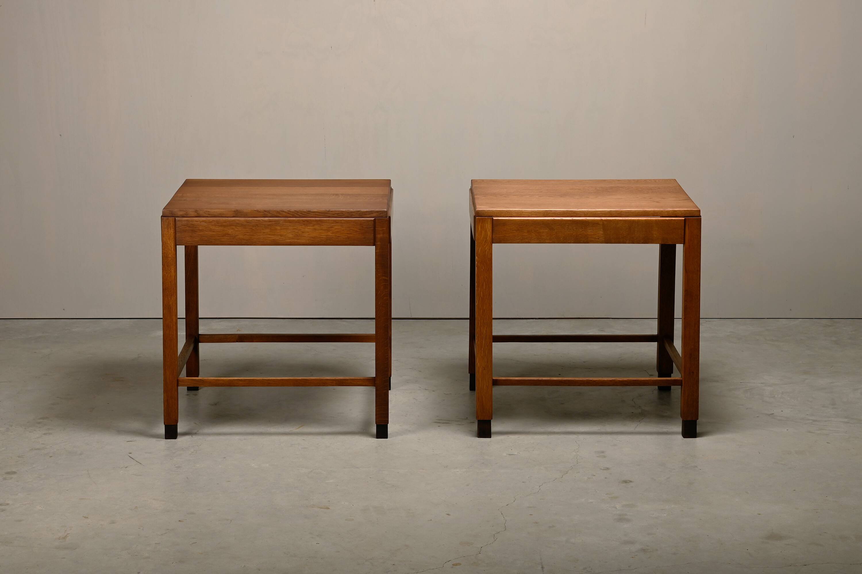 Tables d'appoint ou tables de chevet de style Art Déco moderniste de l'École d'Amsterdam