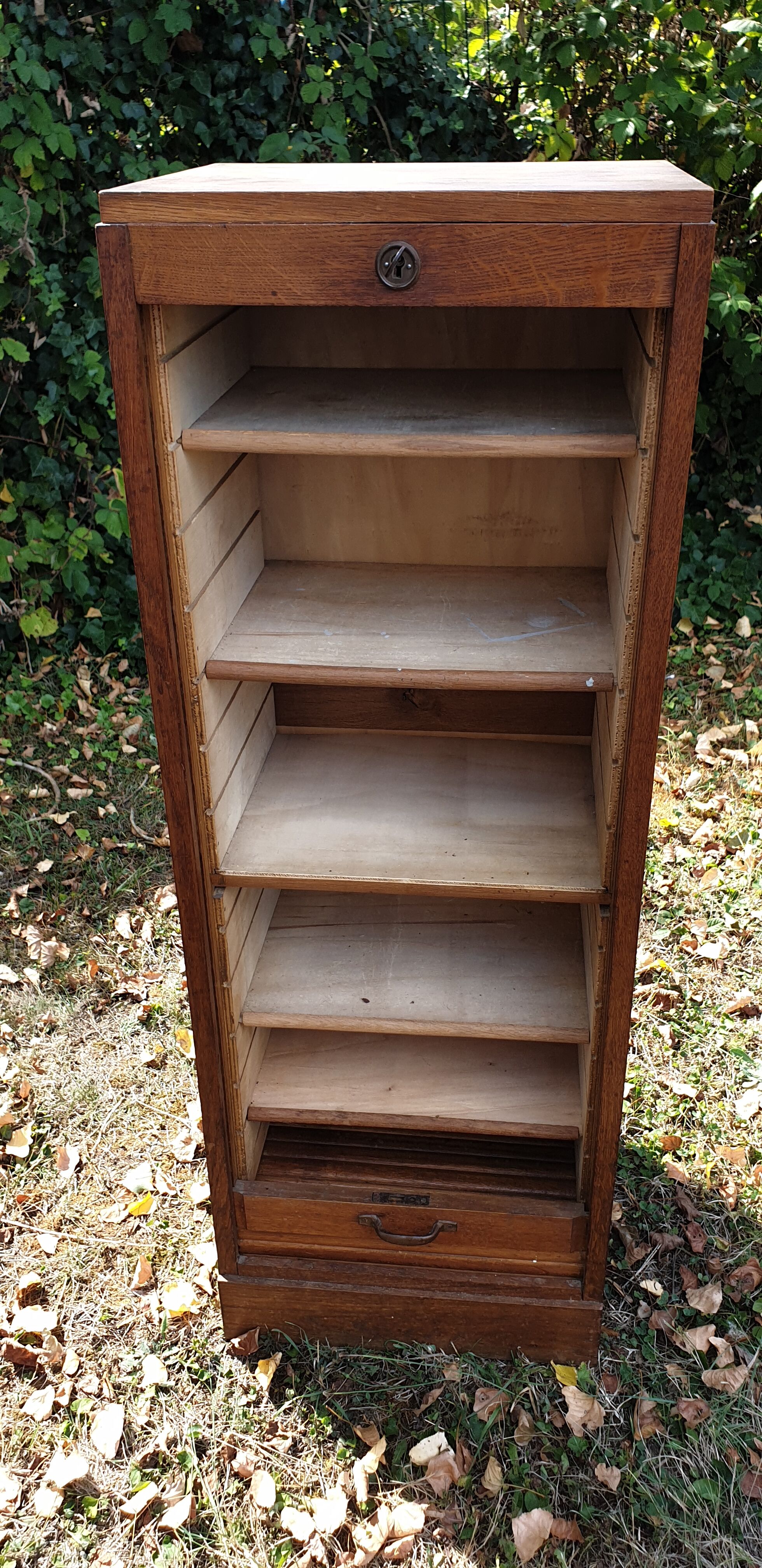 Administrative furniture column