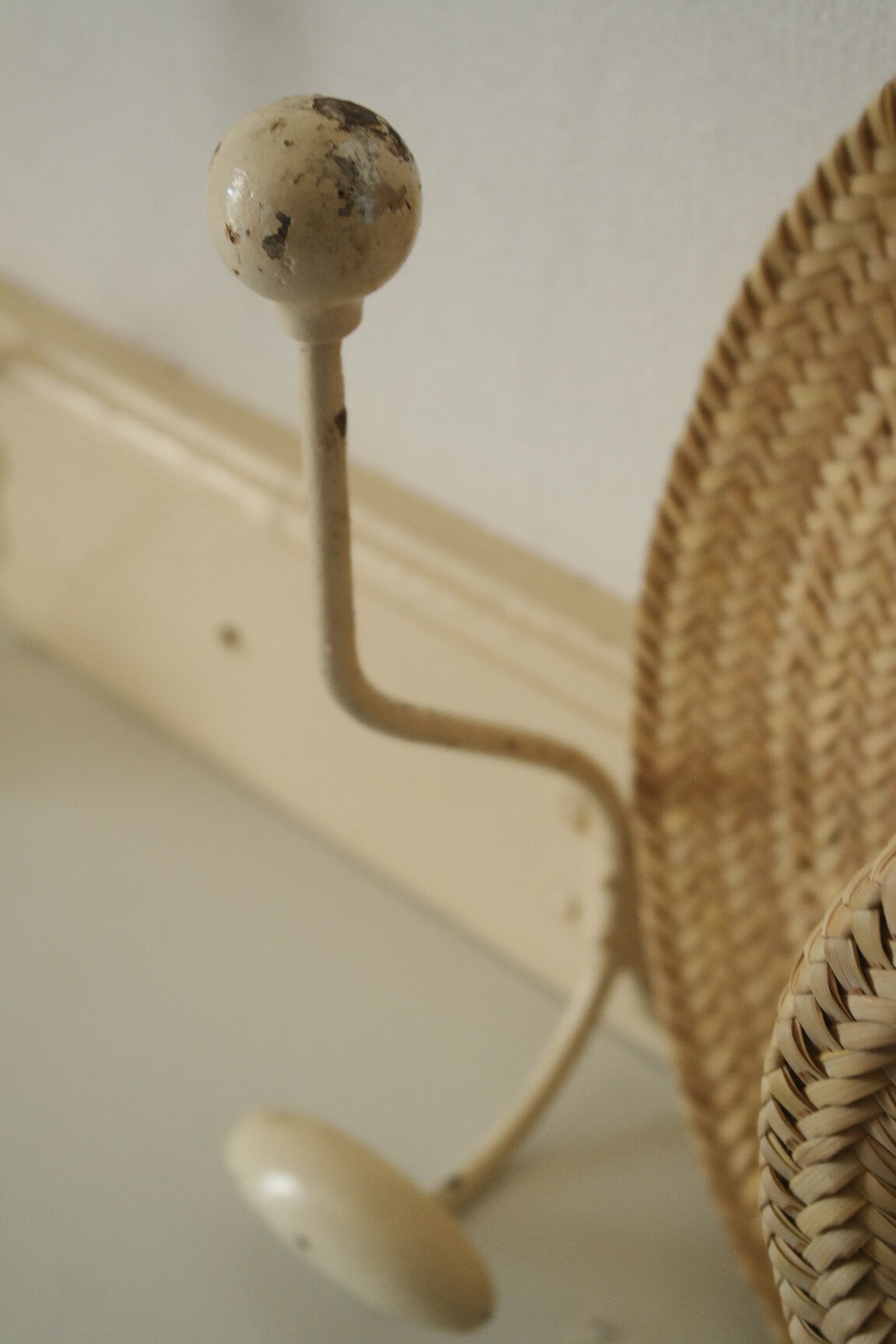 Porte manteau murale vintage bois et métal beige