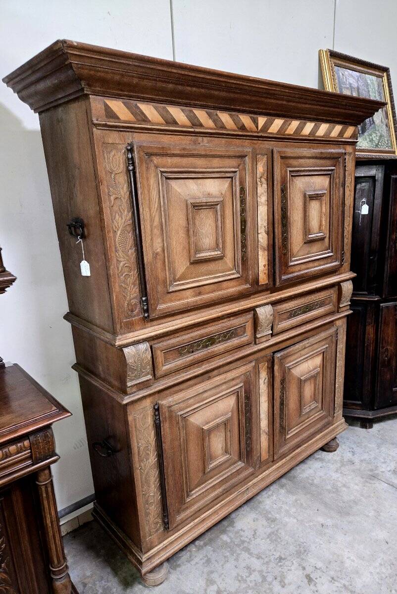 Buffet cabinet from Montbéliard, 18th century, in carved oak.