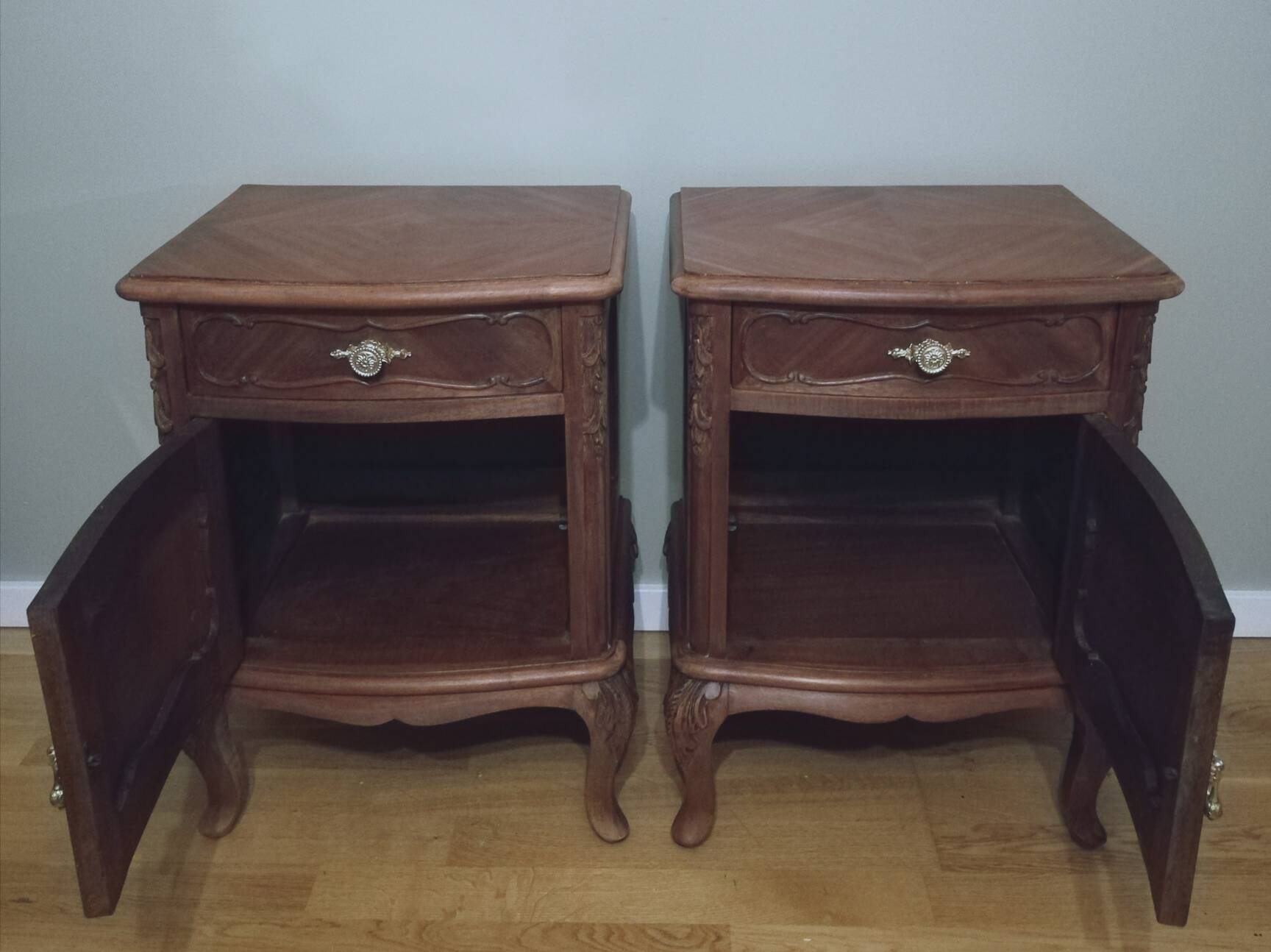Paire de tables de chevets en acajou