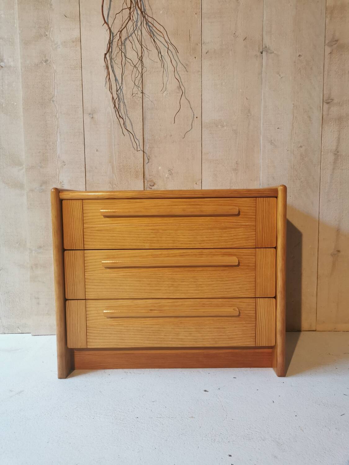 Pine chest of drawers