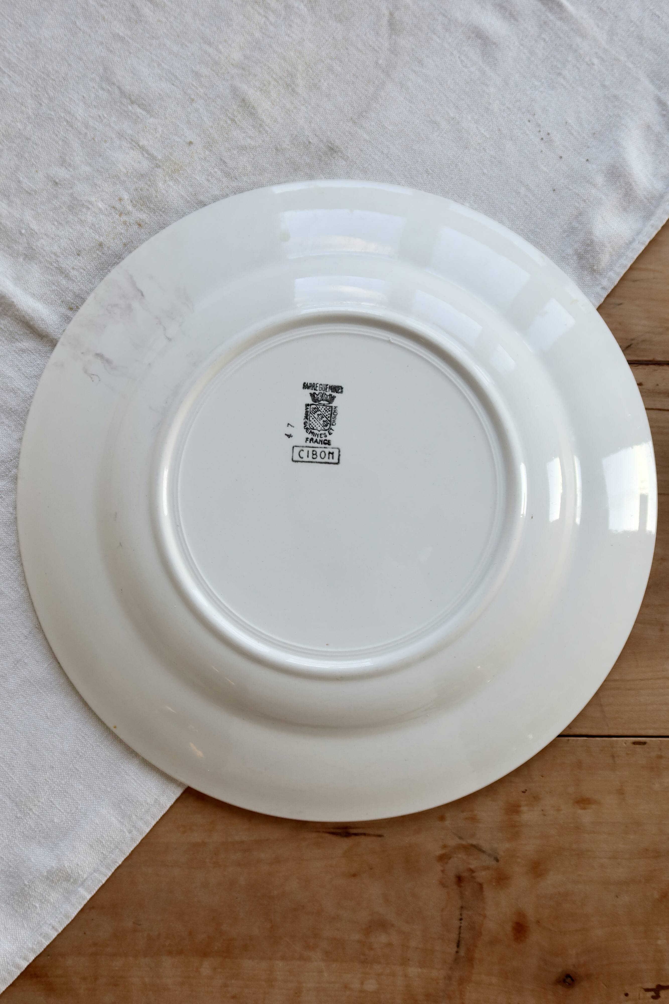 Round serving dish in Sarreguemines earthenware, Cibon model - Floral decoration.