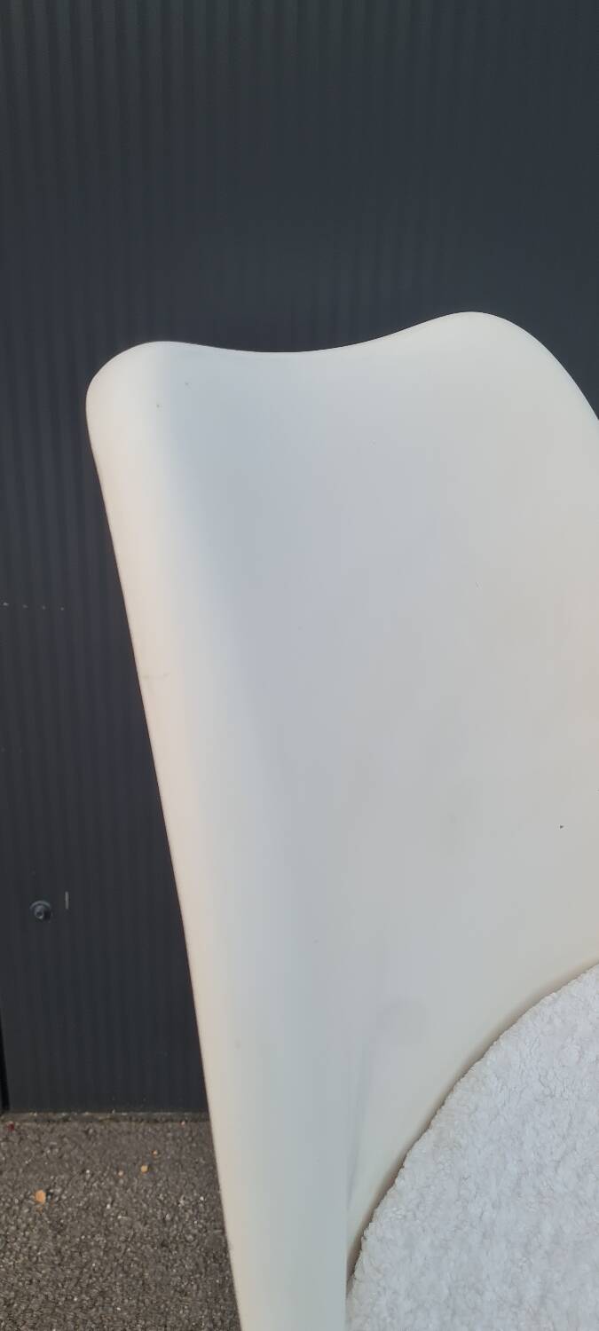 Tulip chair by Eero Saarinen, for Knoll