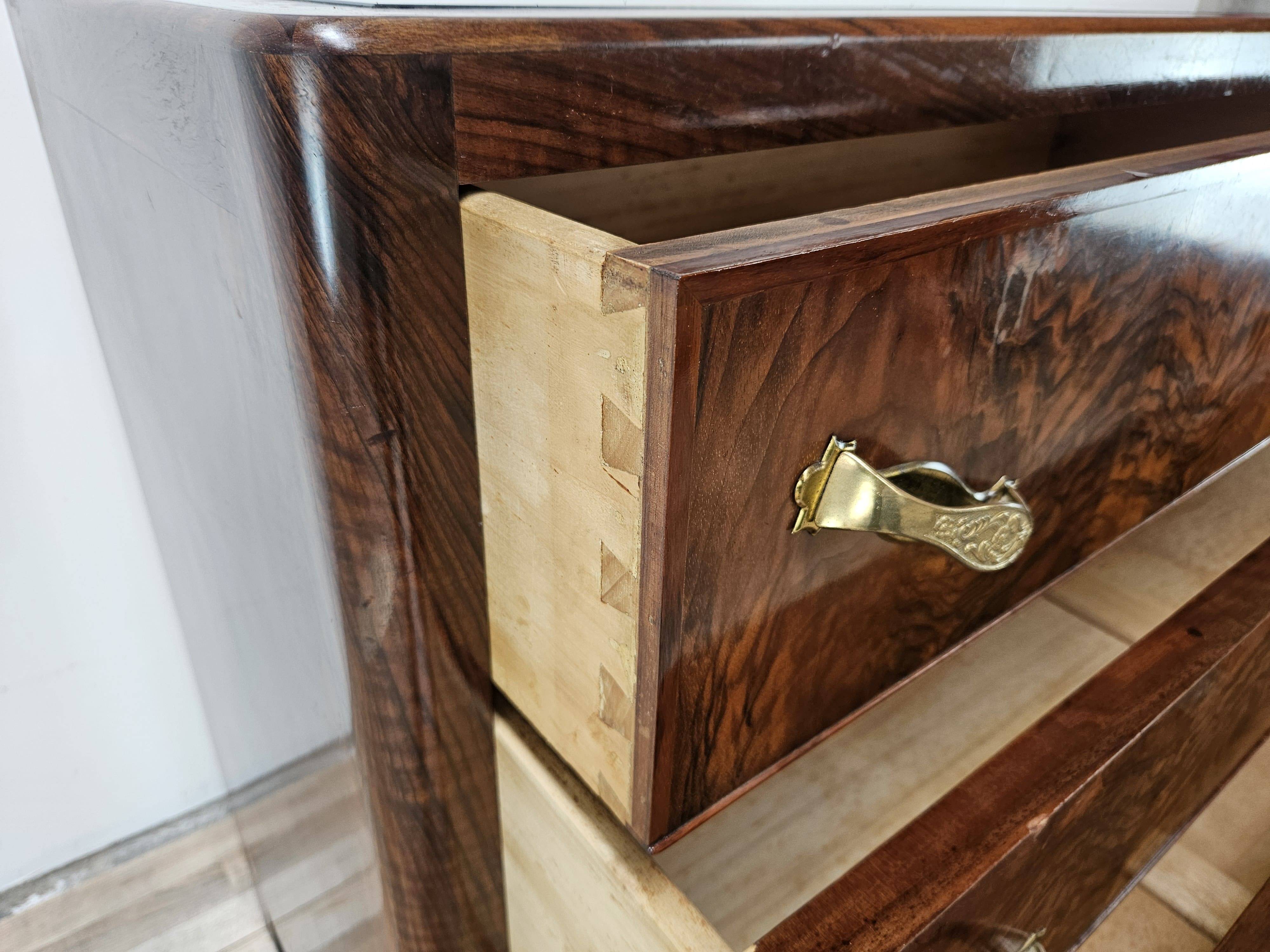 1940s Art Decò chest of drawers in walnut burl with black glass top
