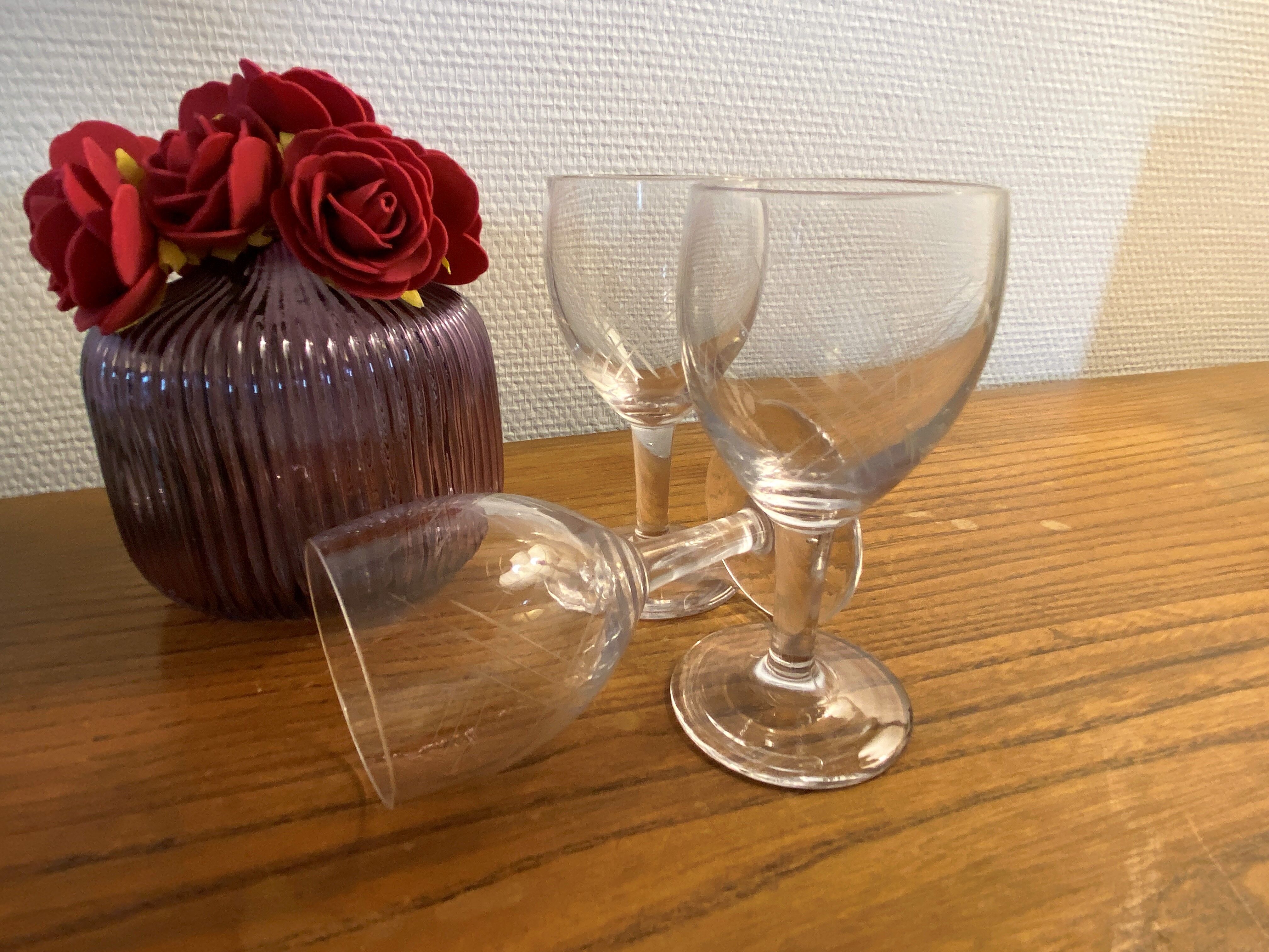 Set of 3 white wine glasses in cut glass