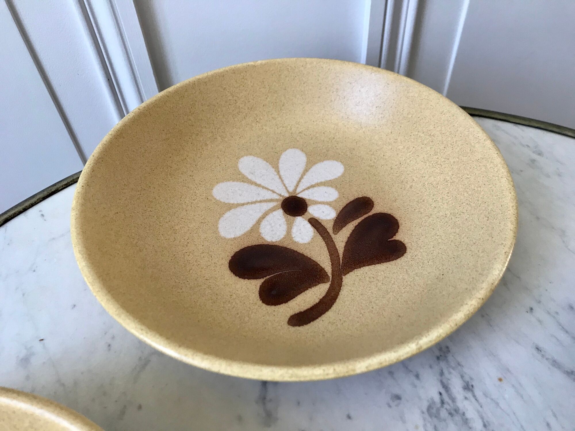 Set of 4 hollow plates in sandstone flowers painted 70s
