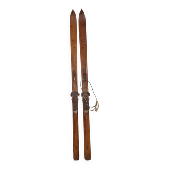 Pair of vintage Ramy skis 1950