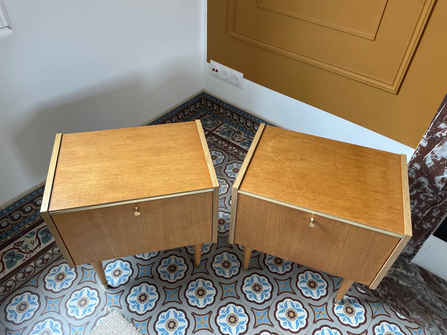 Paire de chevets en bois SEMB vintage – pieds compas & laiton doré