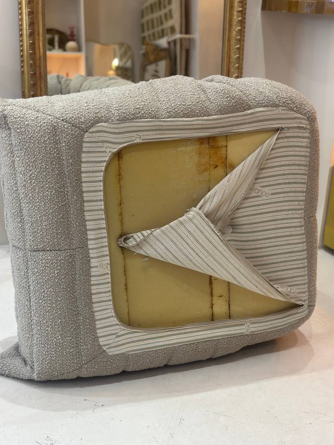 Chauffeuse Togo Ligne Roset par Michel Ducaroy bouclette moka taupe beige