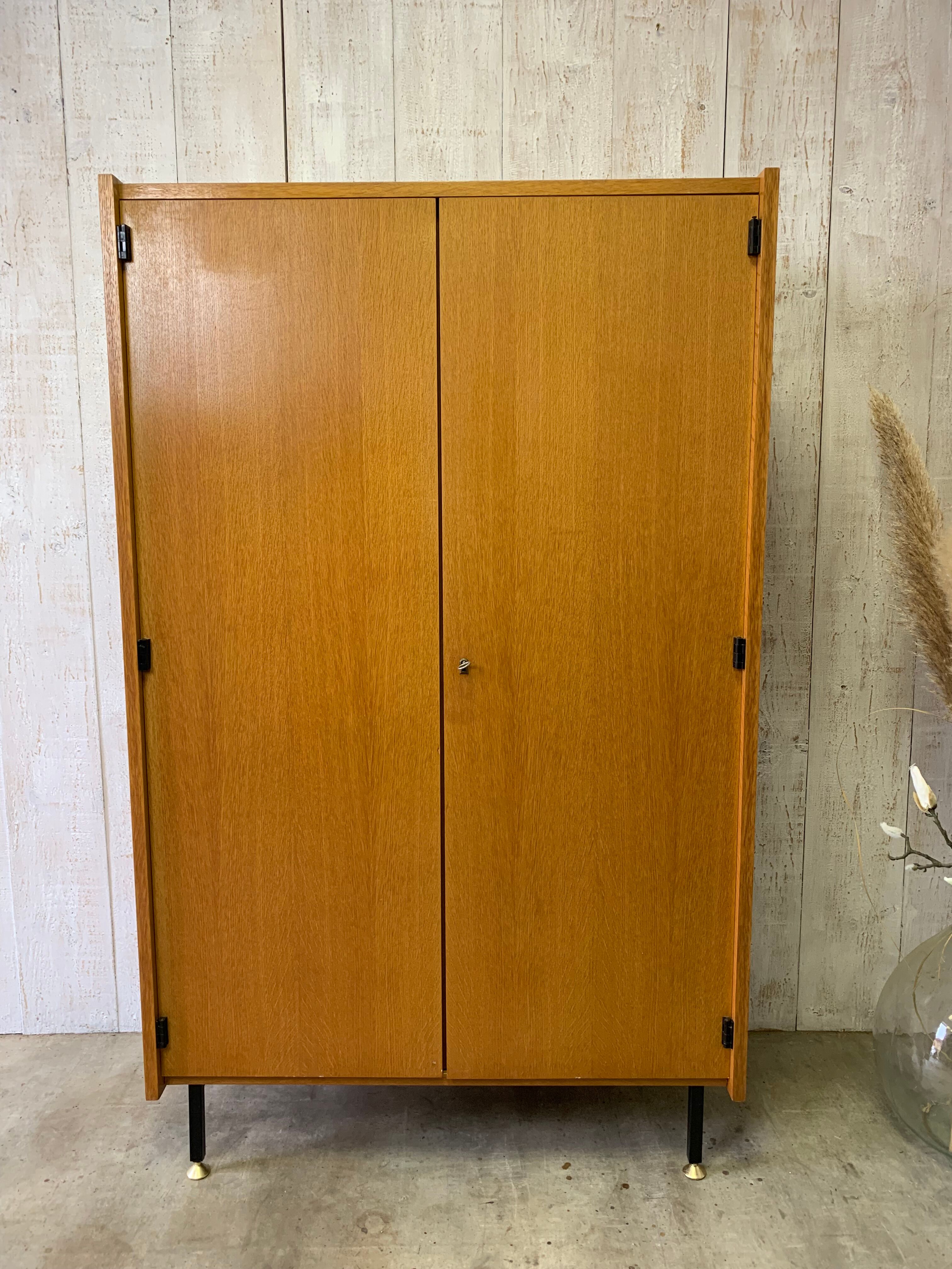 Armoire moderniste