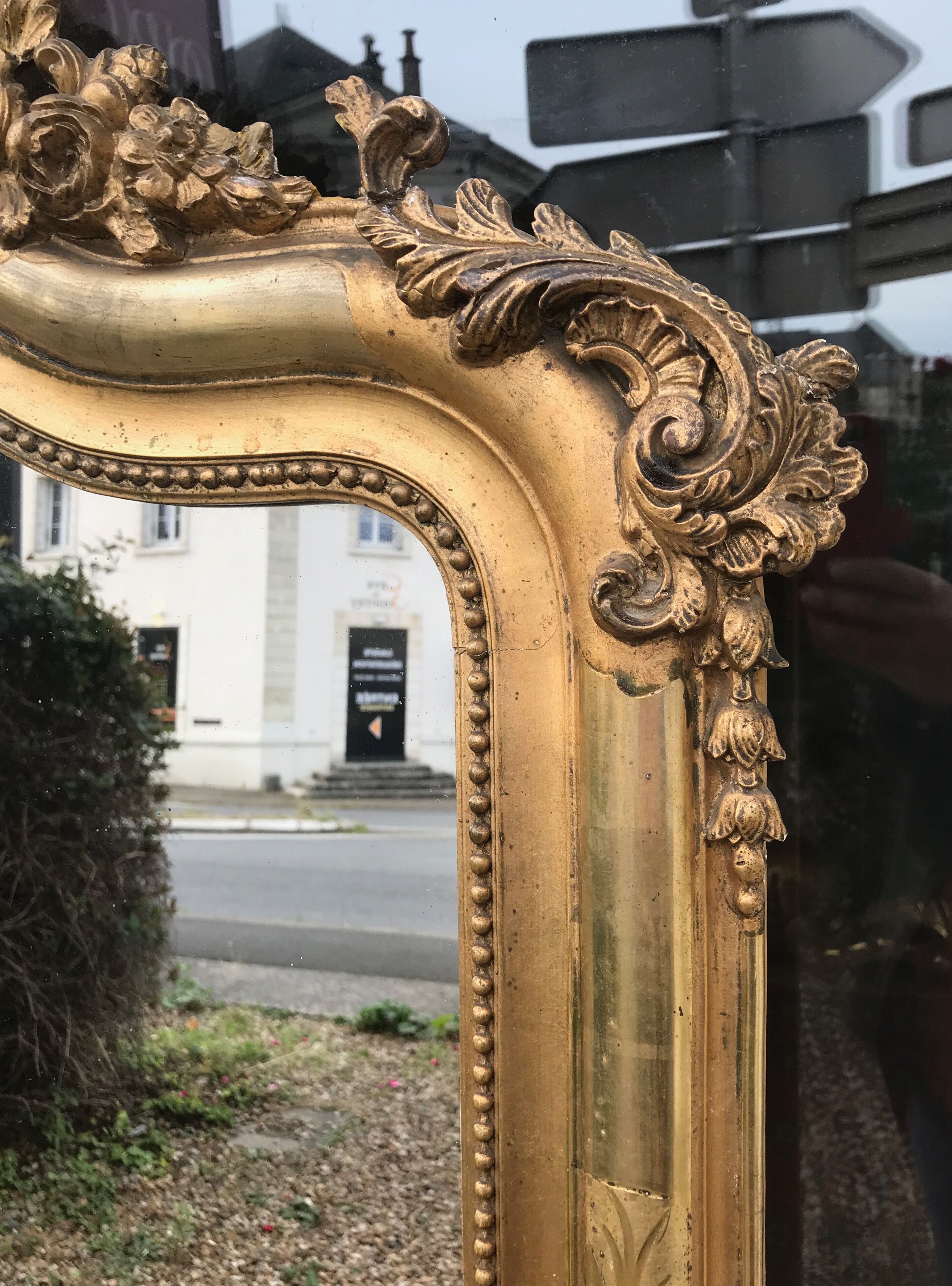 Mirror with a golden leaf pediment, 151x90cm