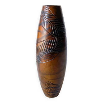 Vase en bois sculpté