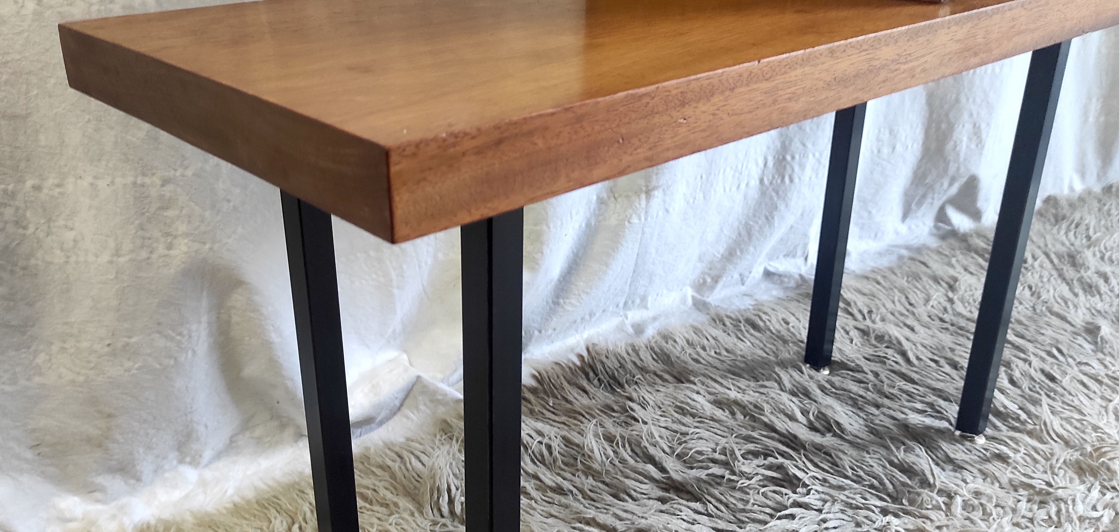 Modernist side table in solid wood and black lacquered metal 50s/60s