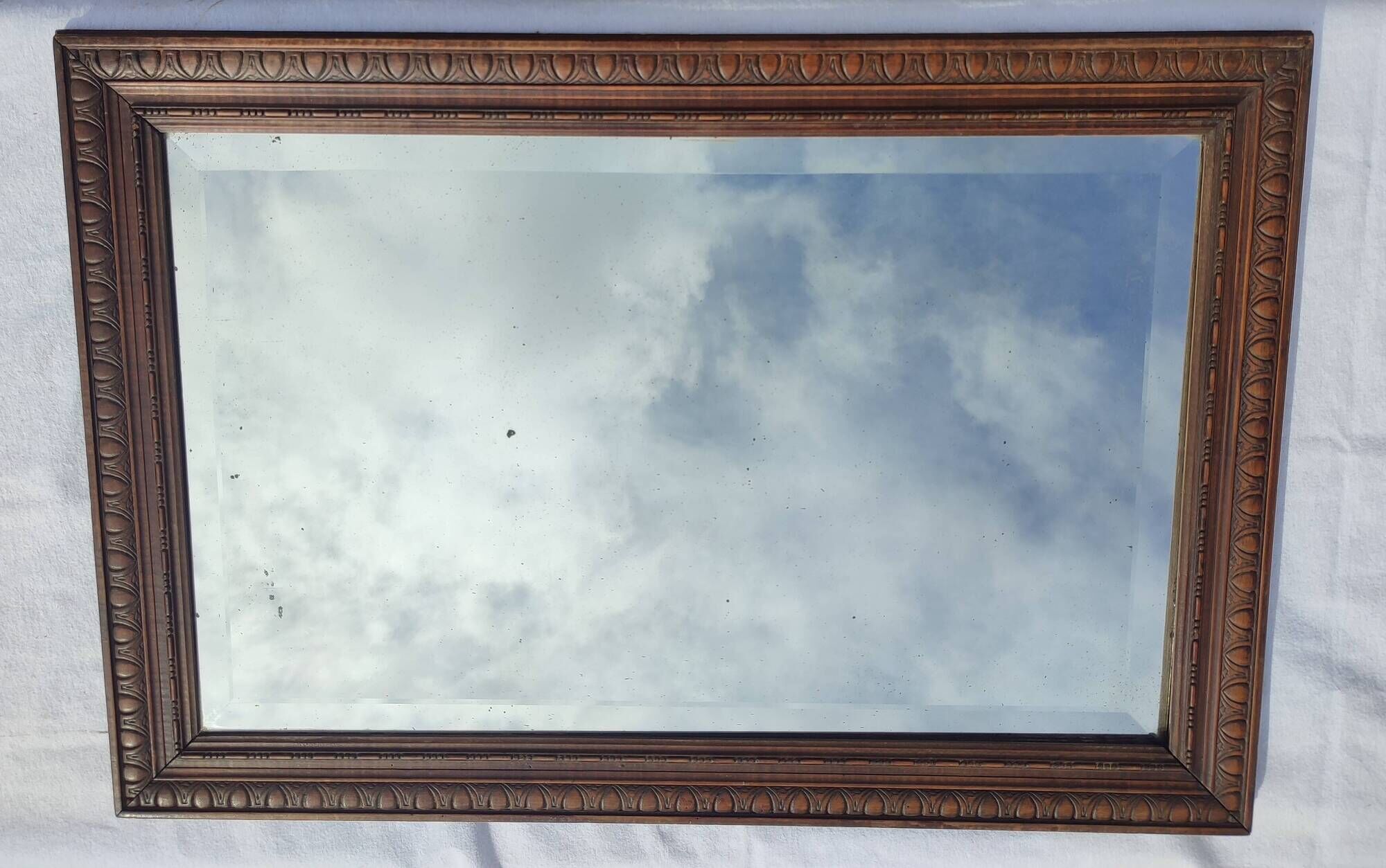 Grand miroir ancien biseauté cadre en bois sculpté