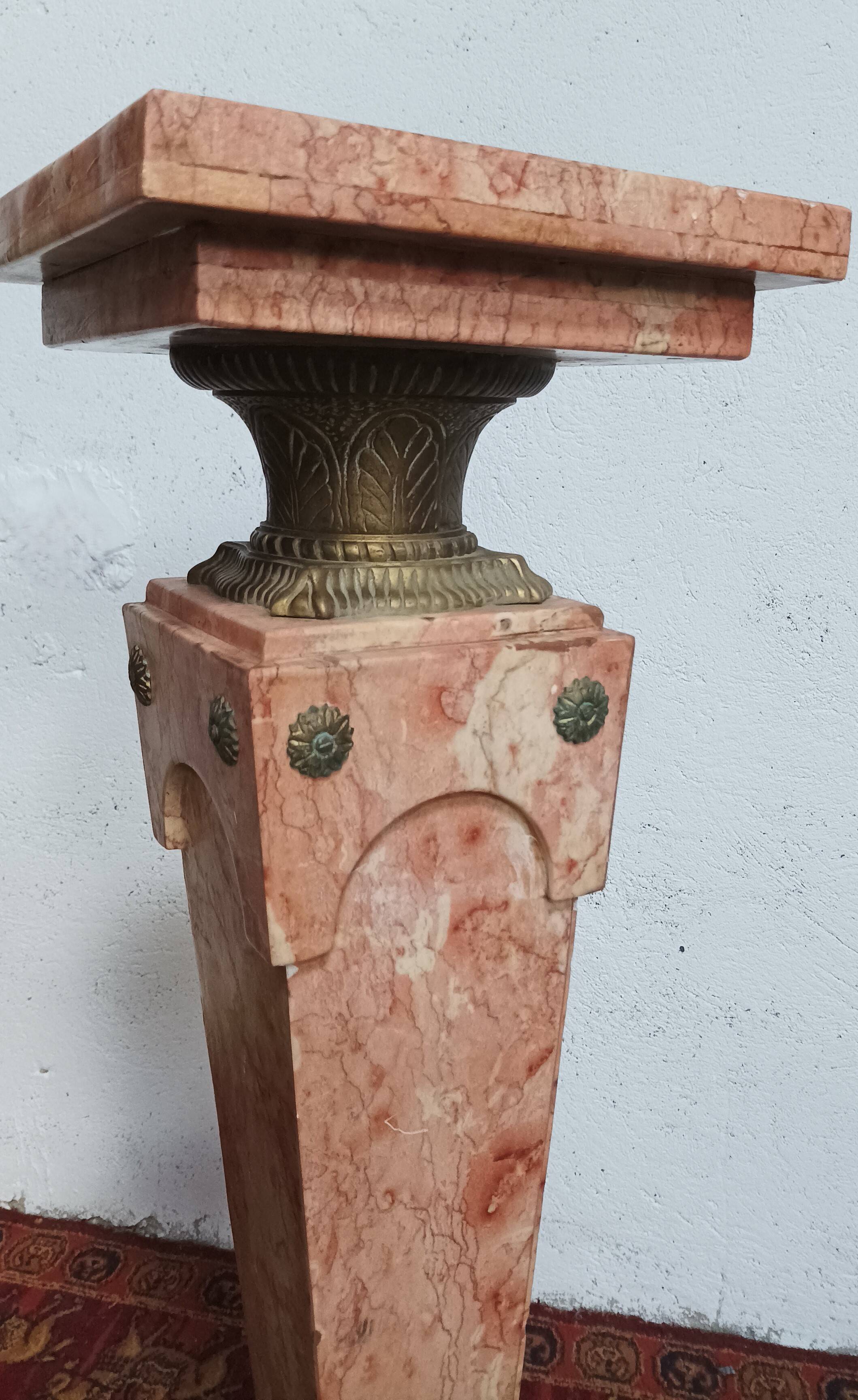 Tall column in pink marble and bronze, Louis XVI style