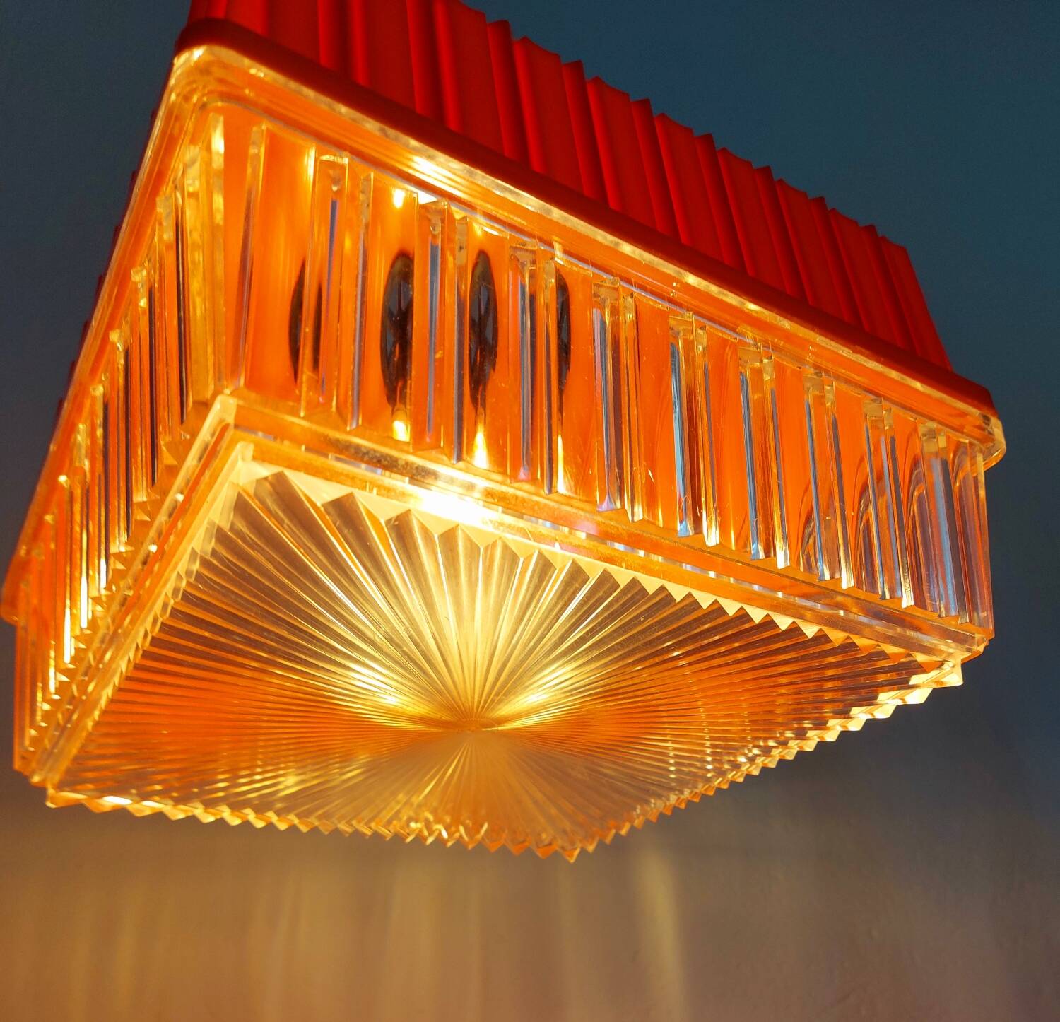 Two-tone vintage pendant light
