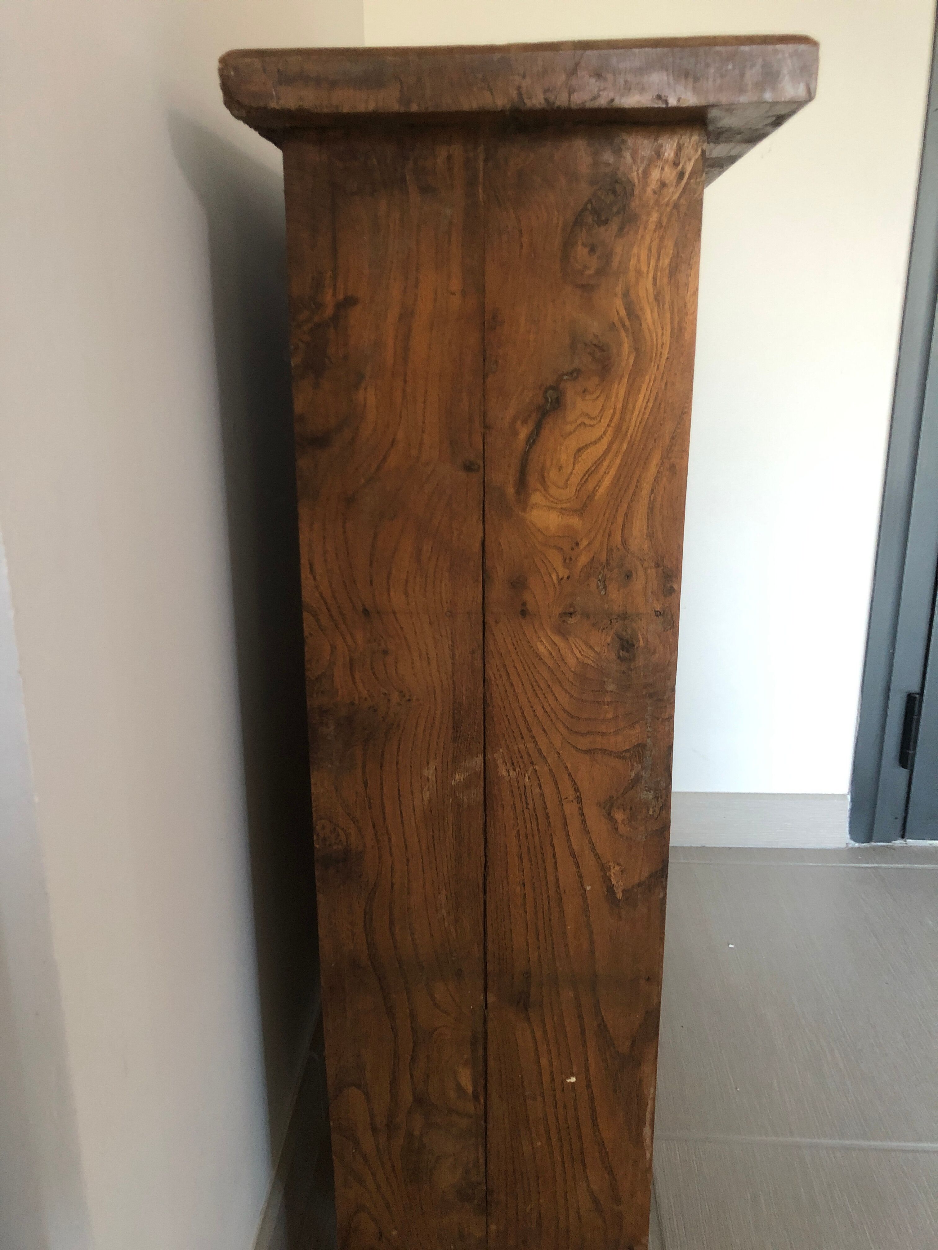 Etagère sur pieds à casiers en bois d'orme